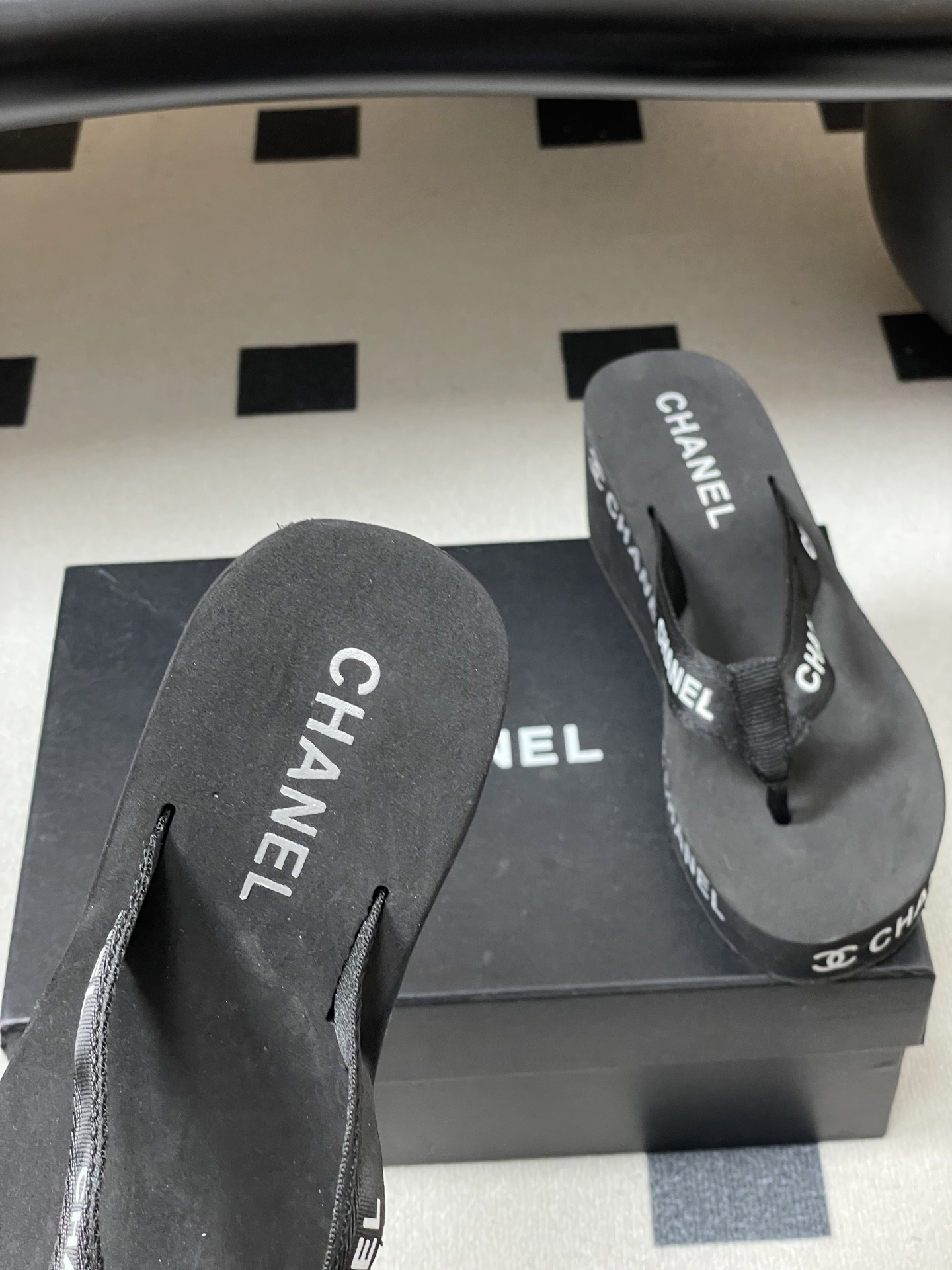 春夏新款Chanel小香夹脚人字拖鞋 经典字母双 C 涂鸦果冻沙滩鞋系列夏日总需要一双自带氛围感的拖鞋，