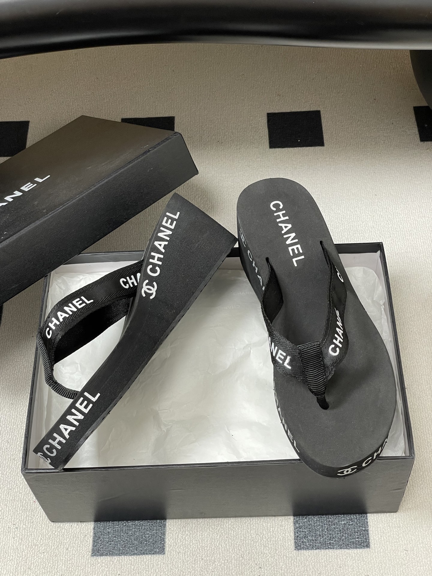 春夏新款Chanel小香夹脚人字拖鞋 经典字母双 C 涂鸦果冻沙滩鞋系列夏日总需要一双自带氛围感的拖鞋，
