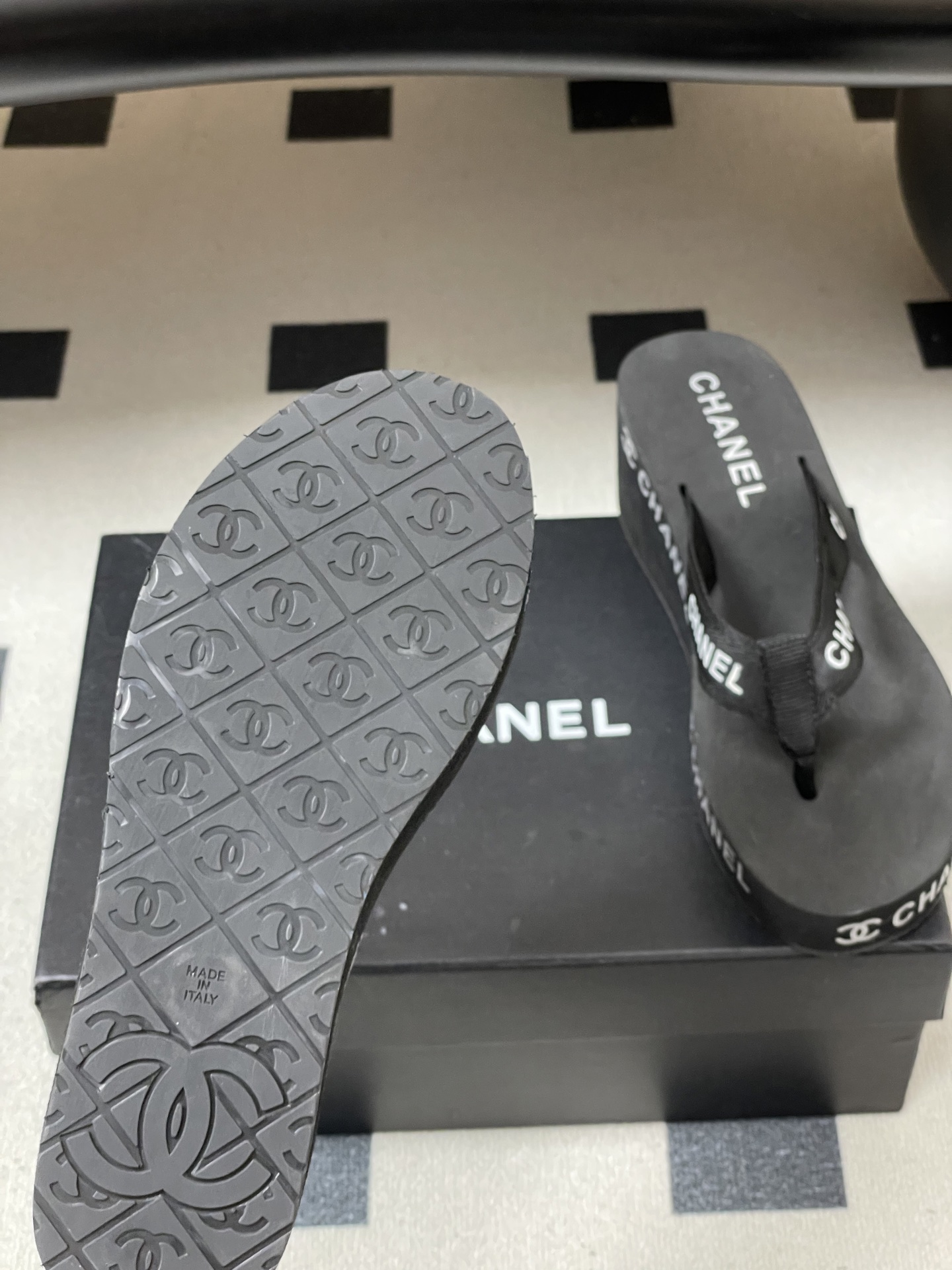 春夏新款Chanel小香夹脚人字拖鞋 经典字母双 C 涂鸦果冻沙滩鞋系列夏日总需要一双自带氛围感的拖鞋，