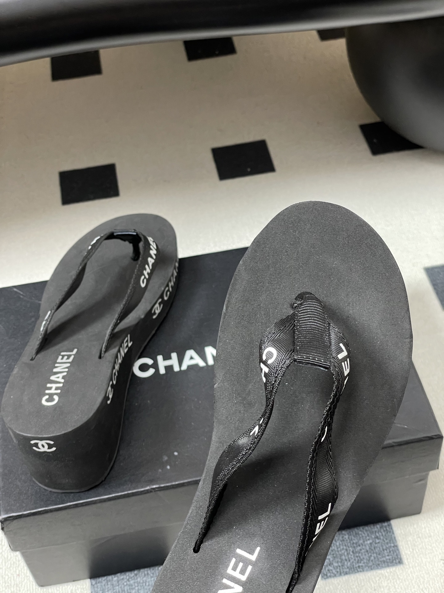 春夏新款Chanel小香夹脚人字拖鞋 经典字母双 C 涂鸦果冻沙滩鞋系列夏日总需要一双自带氛围感的拖鞋，