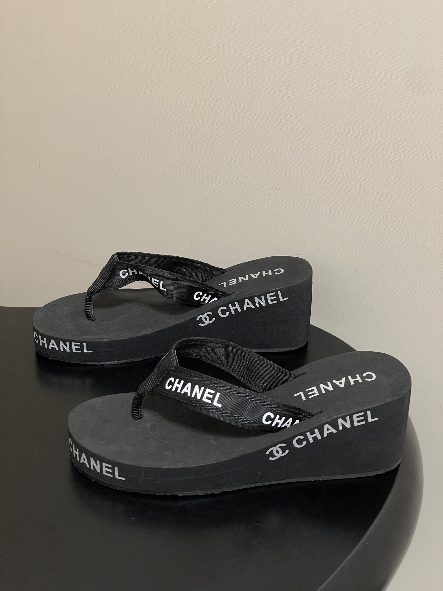 春夏新款Chanel小香夹脚人字拖鞋 经典字母双 C 涂鸦果冻沙滩鞋系列夏日总需要一双自带氛围感的拖鞋，