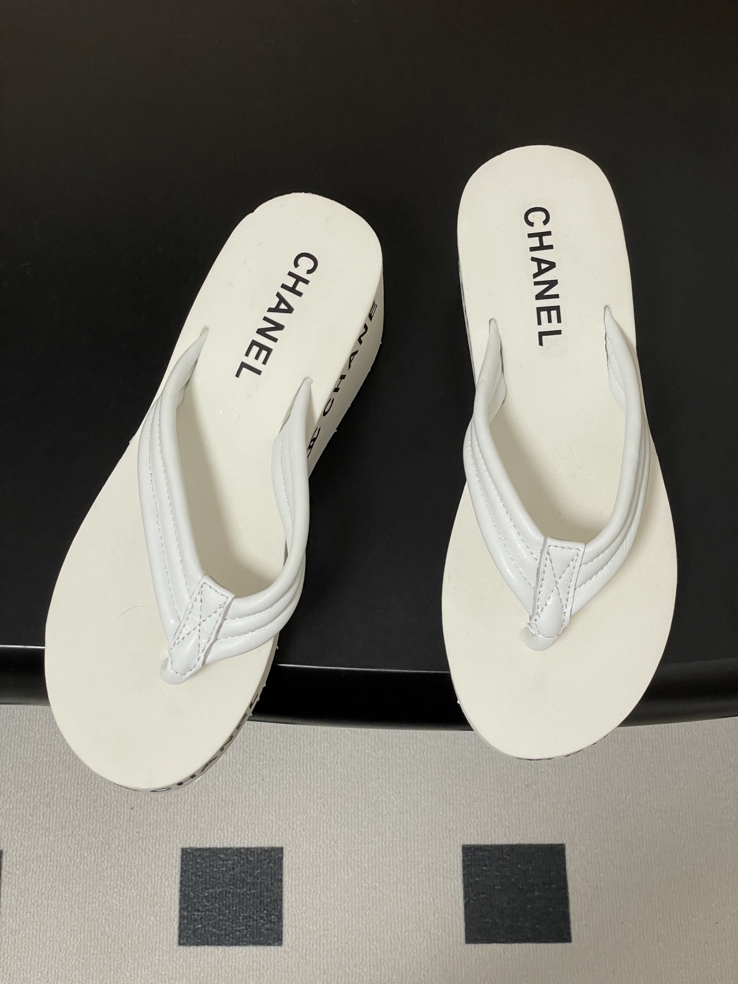春夏新款Chanel小香夹脚人字拖鞋 经典字母双 C 涂鸦果冻沙滩鞋系列夏日总需要一双自带氛围感的拖鞋，