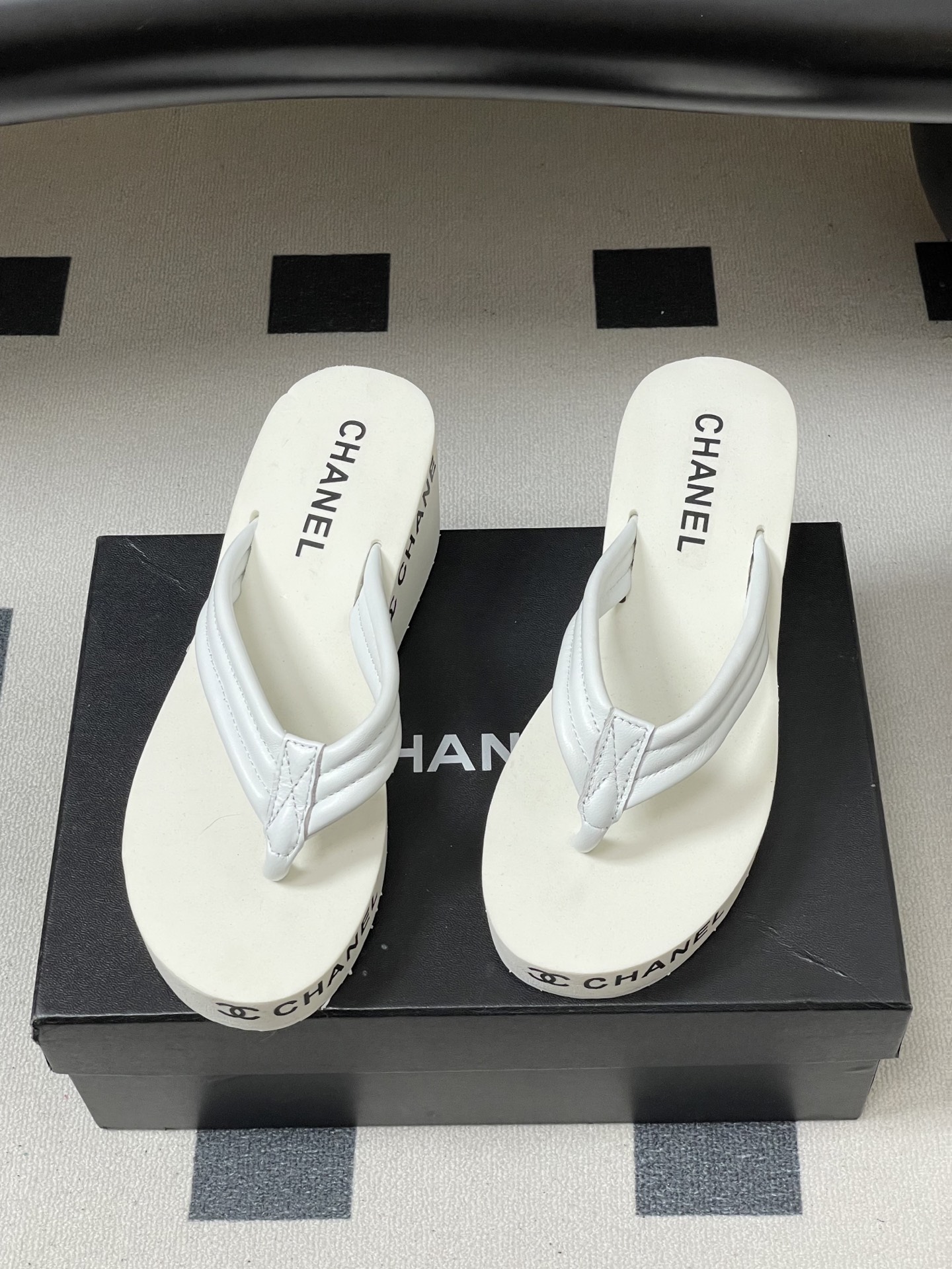 春夏新款Chanel小香夹脚人字拖鞋 经典字母双 C 涂鸦果冻沙滩鞋系列夏日总需要一双自带氛围感的拖鞋，