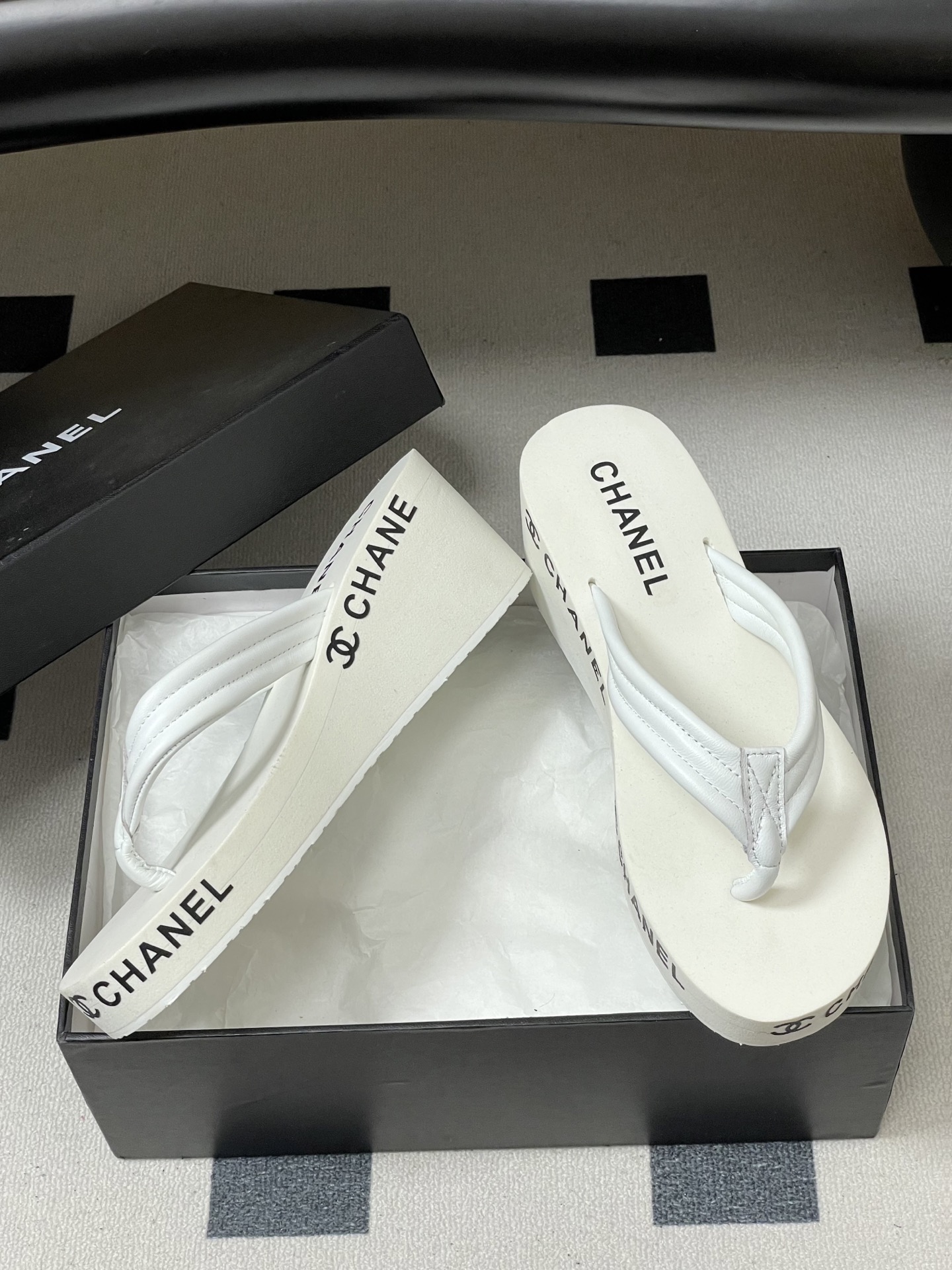 春夏新款Chanel小香夹脚人字拖鞋 经典字母双 C 涂鸦果冻沙滩鞋系列夏日总需要一双自带氛围感的拖鞋，