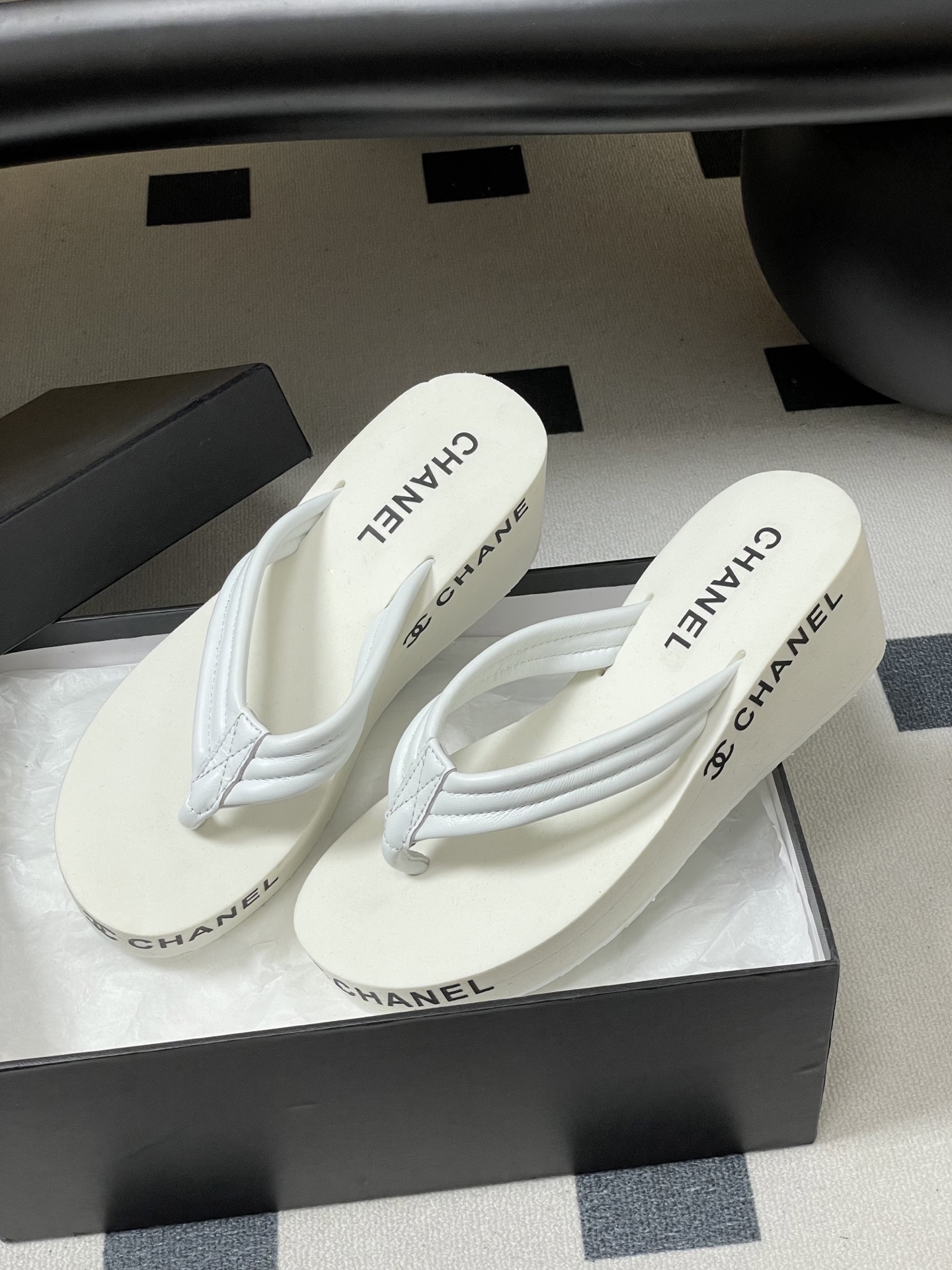 春夏新款Chanel小香夹脚人字拖鞋 经典字母双 C 涂鸦果冻沙滩鞋系列夏日总需要一双自带氛围感的拖鞋，