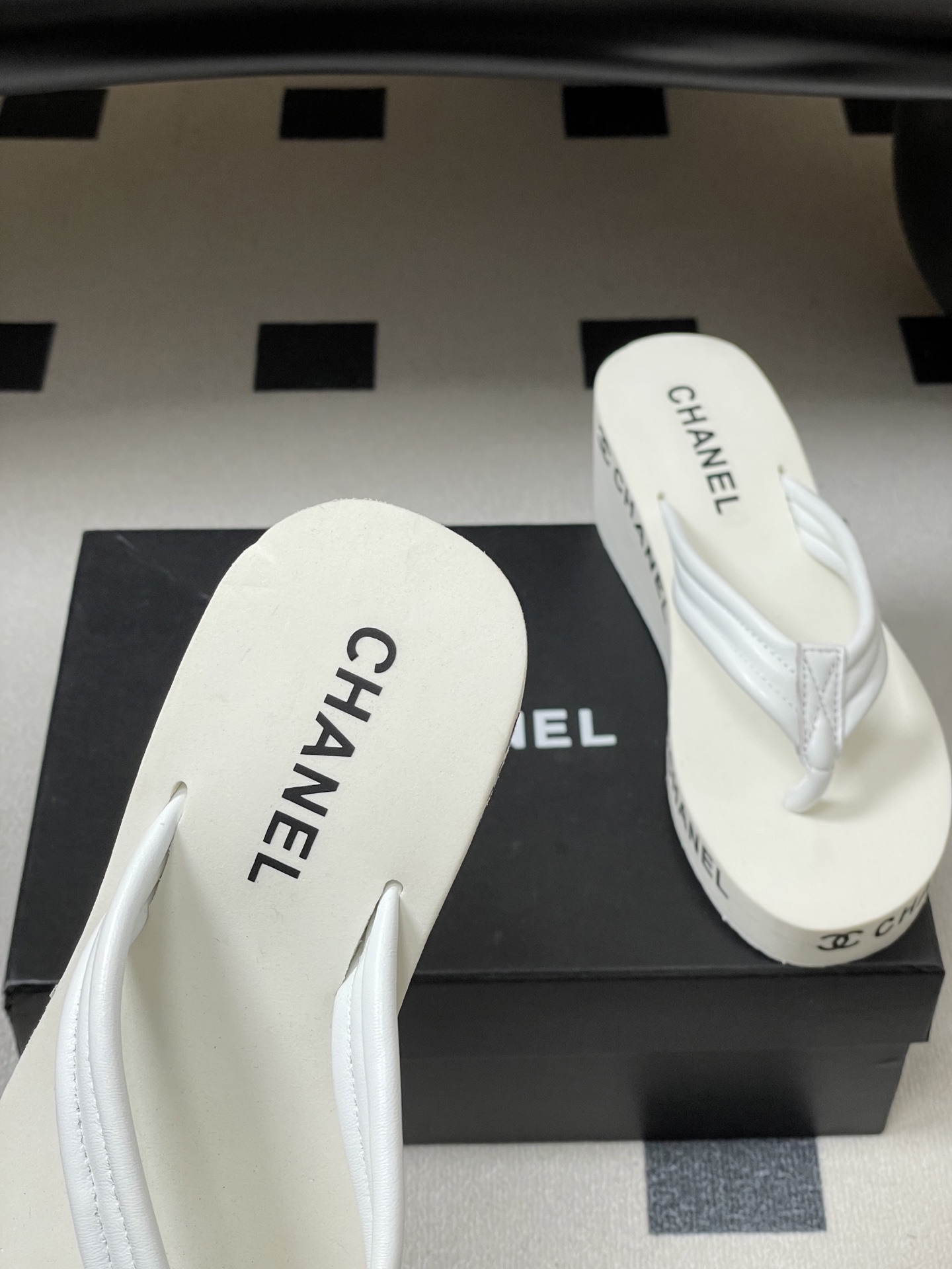 春夏新款Chanel小香夹脚人字拖鞋 经典字母双 C 涂鸦果冻沙滩鞋系列夏日总需要一双自带氛围感的拖鞋，