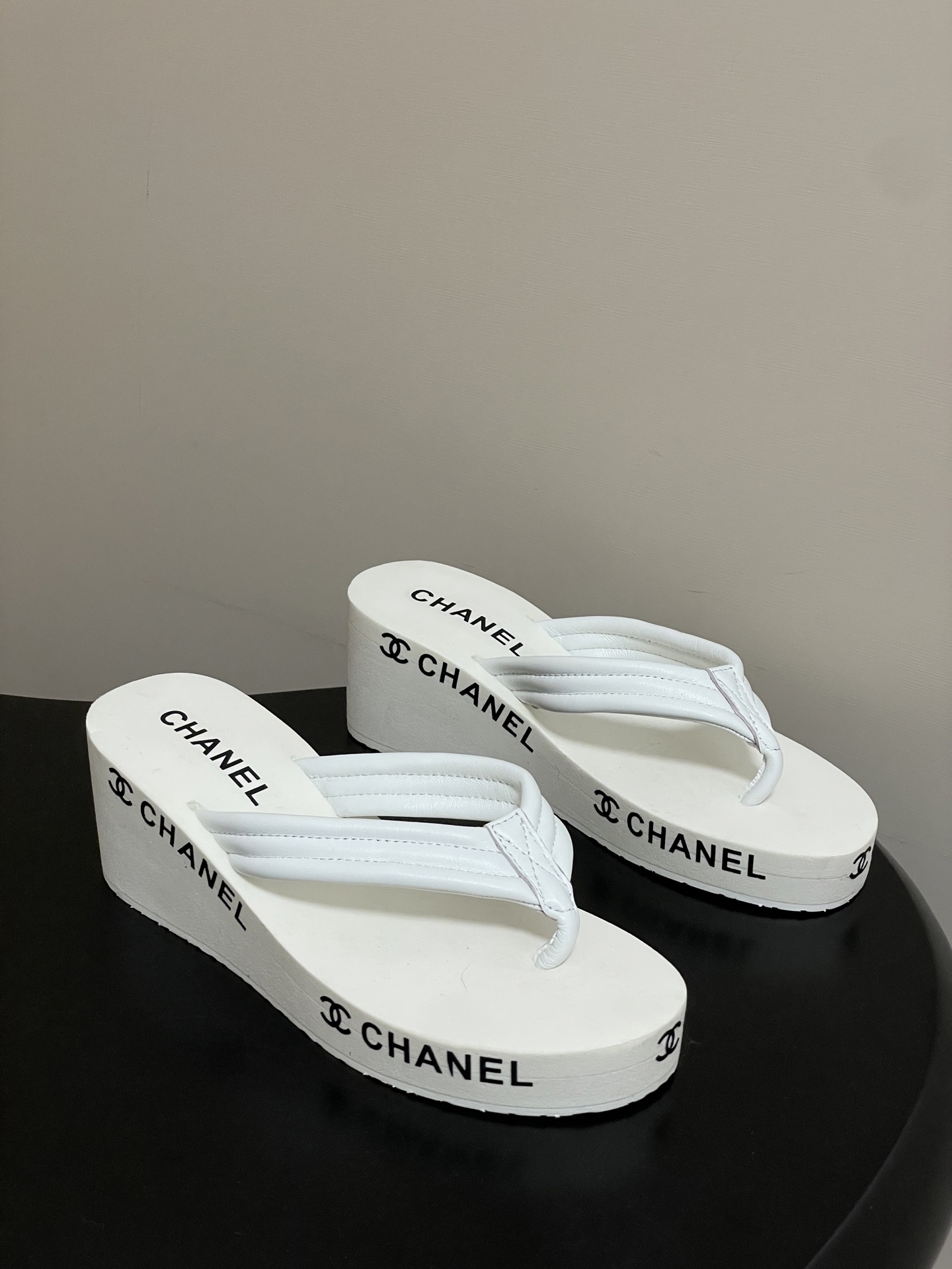 NO:759632,Fabric surface - leather surface - 2026 spring and summer new Chanel Xiaoxiang flip-flop slippers, classic letter double C, graffiti jelly beach shoes series. In summer, you always need a pair of slippers with a sense of atmosphere. This pair of slippers is probably born for the heart-warming moments. The flip-flop design is refreshing and neat, comfortable and versatile, whether it is worn with denim shorts to go to the beach, or wearing a floral skirt to drink coffee on the street corner!  It can quietly add points to your look. It seems to put all the romance of summer on your feet. Customized ribbed cloth/cowhide for the upper, molded EVA rubber foam material for the sole, code size 35-39 (40.41.42, custom-made, non-refundable), split-toe shoes, chanel, slippers, skirts, shorts, cowhide19860909布面-皮面- 2026春夏新款Chanel小香夹脚人字拖鞋 经典字母双 C 涂鸦果冻沙滩鞋系列 夏日总需要一双自带氛围感的拖鞋,这双拖鞋大概就是为心动时刻而生的.夹脚设计清爽利落 舒适又百搭,无论是搭配牛仔短裤去海边踏浪,还是穿一条碎花裙去街角喝咖啡！它都能悄悄为你的造型加分. 仿佛把夏天的浪漫都穿在了脚上. 鞋面定制罗纹布/牛皮 鞋底开模EVA橡胶发泡材料 码数35-39（40.41.42 定做不退换）,分趾鞋,chanel,slippers,skirts,shorts,cowhide,Women's Shoes