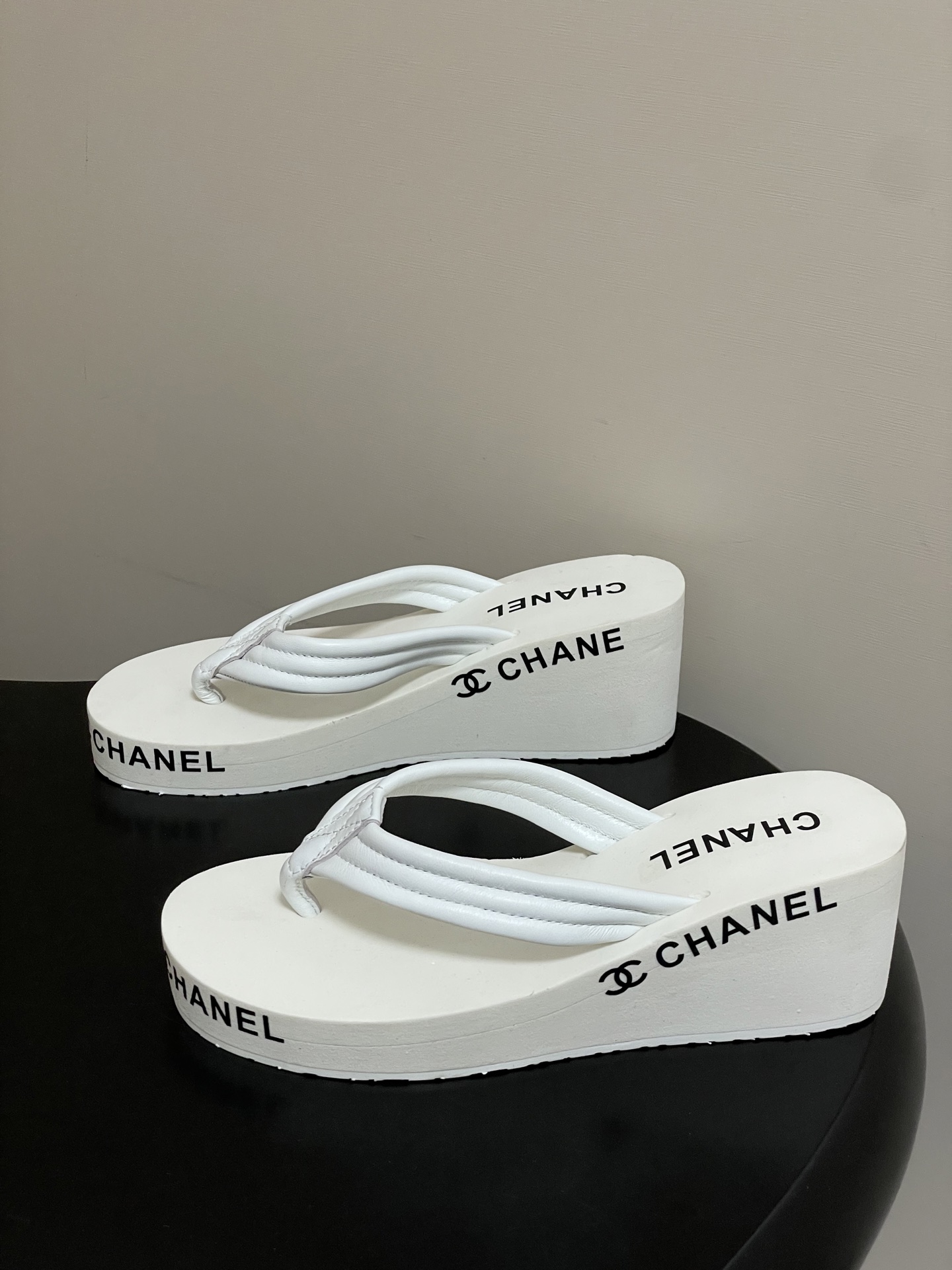 春夏新款Chanel小香夹脚人字拖鞋 经典字母双 C 涂鸦果冻沙滩鞋系列夏日总需要一双自带氛围感的拖鞋，