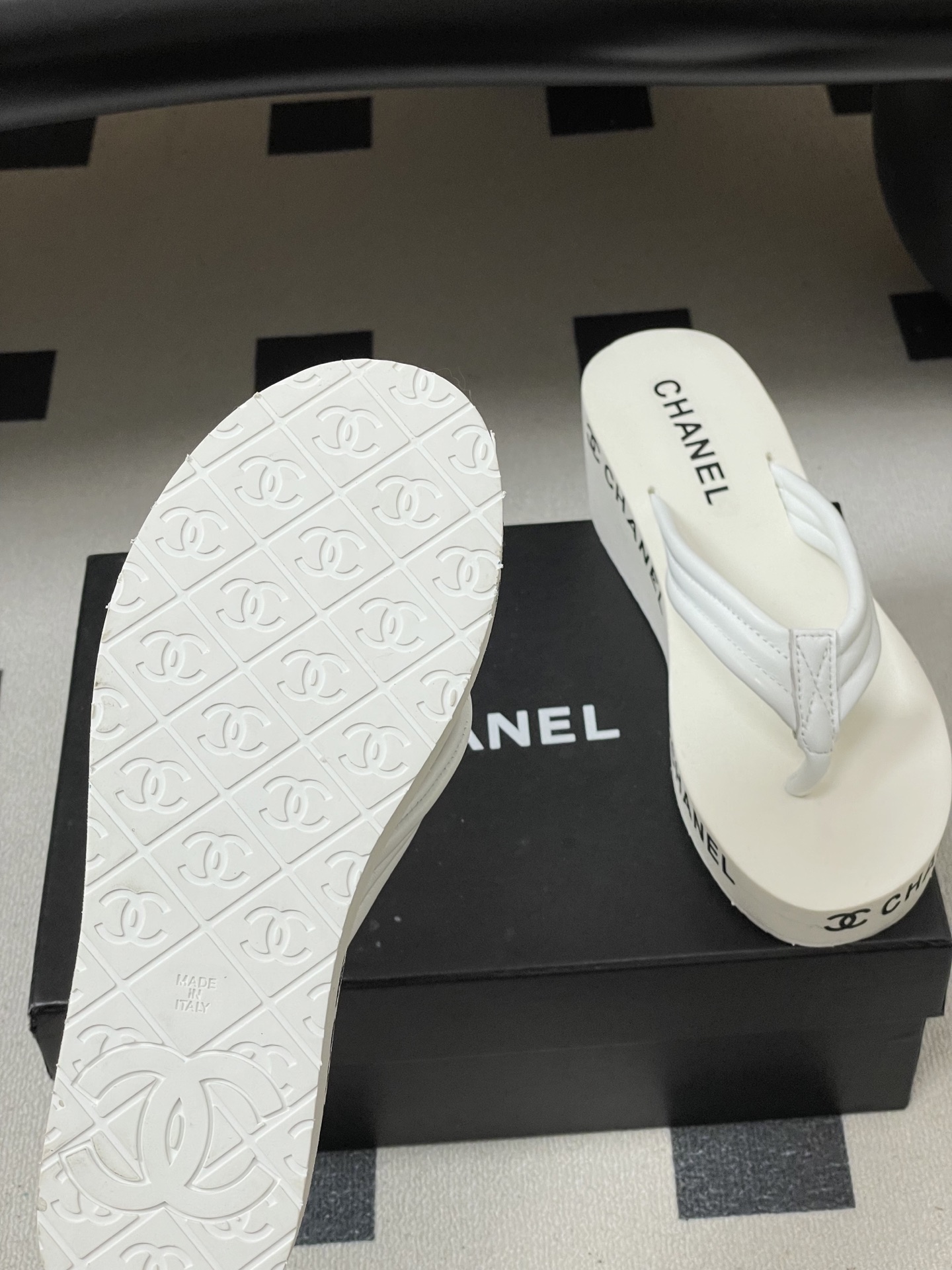 春夏新款Chanel小香夹脚人字拖鞋 经典字母双 C 涂鸦果冻沙滩鞋系列夏日总需要一双自带氛围感的拖鞋，