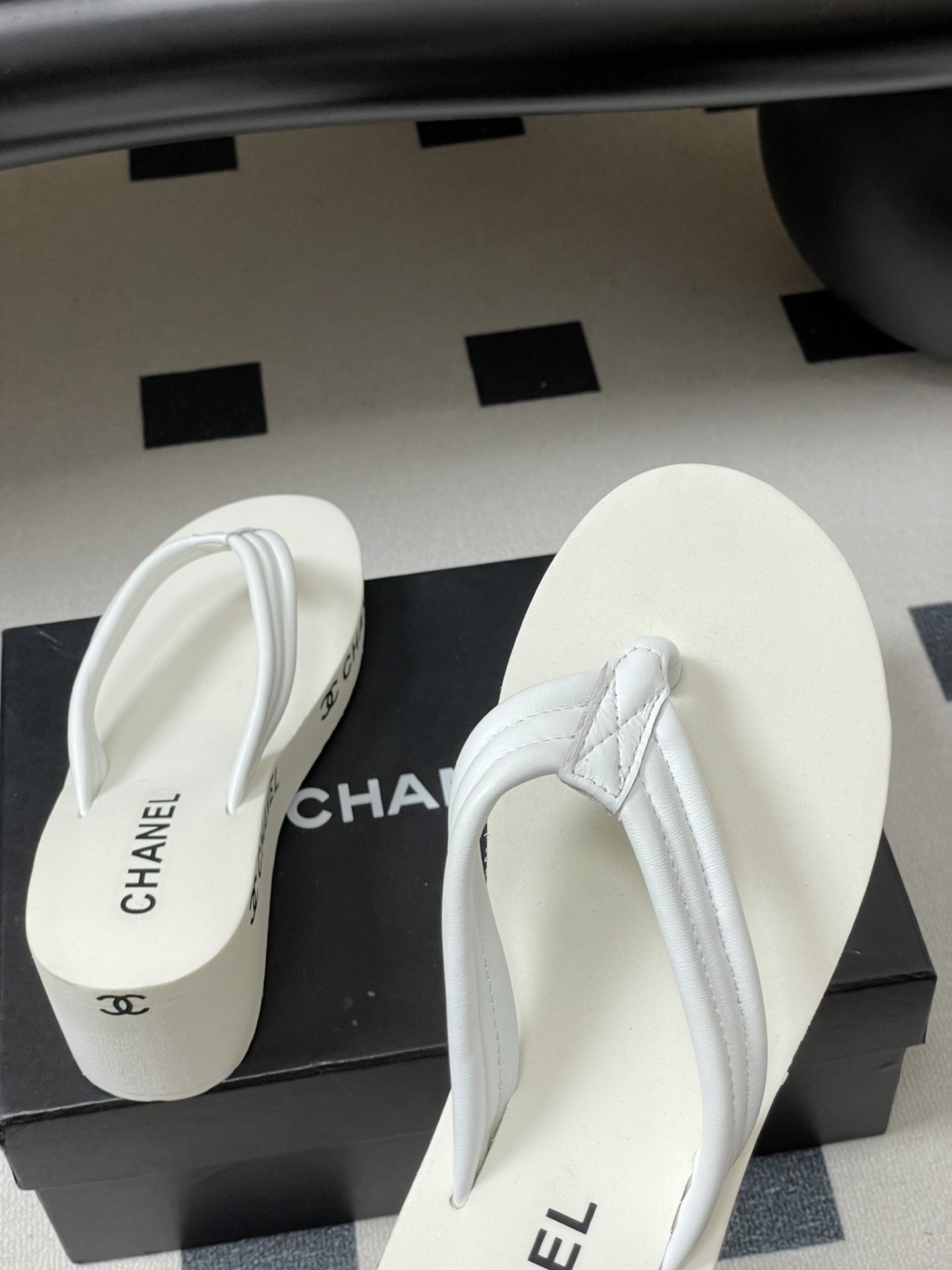 春夏新款Chanel小香夹脚人字拖鞋 经典字母双 C 涂鸦果冻沙滩鞋系列夏日总需要一双自带氛围感的拖鞋，