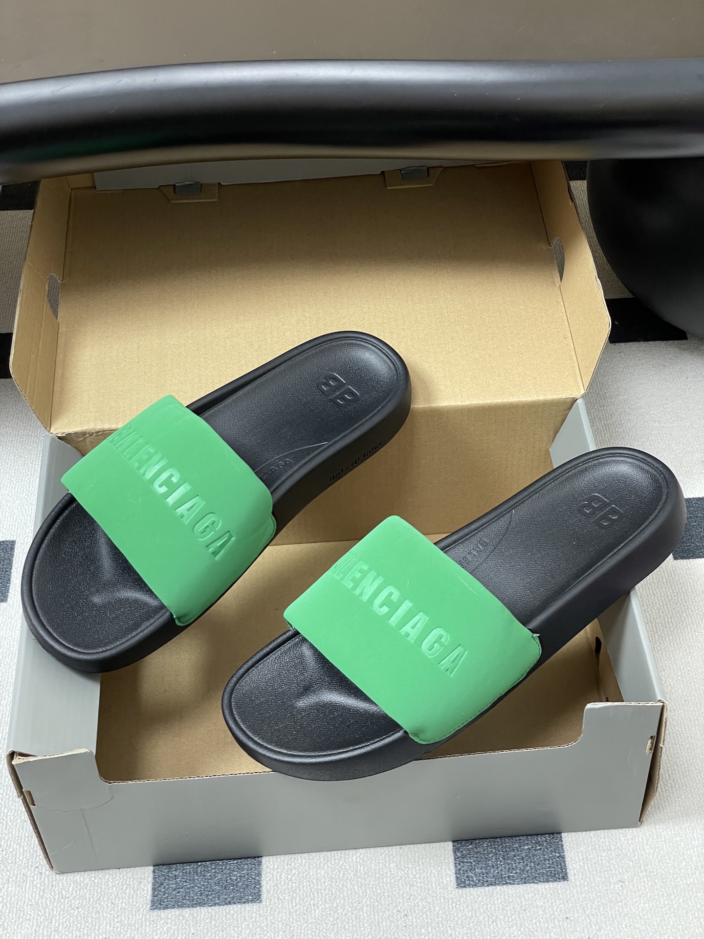 -26s春夏新款Balenciaga巴黎世家经典字母压印一字拖鞋休闲沙滩厚底拖鞋夏日多巴胺，把时髦踩在脚