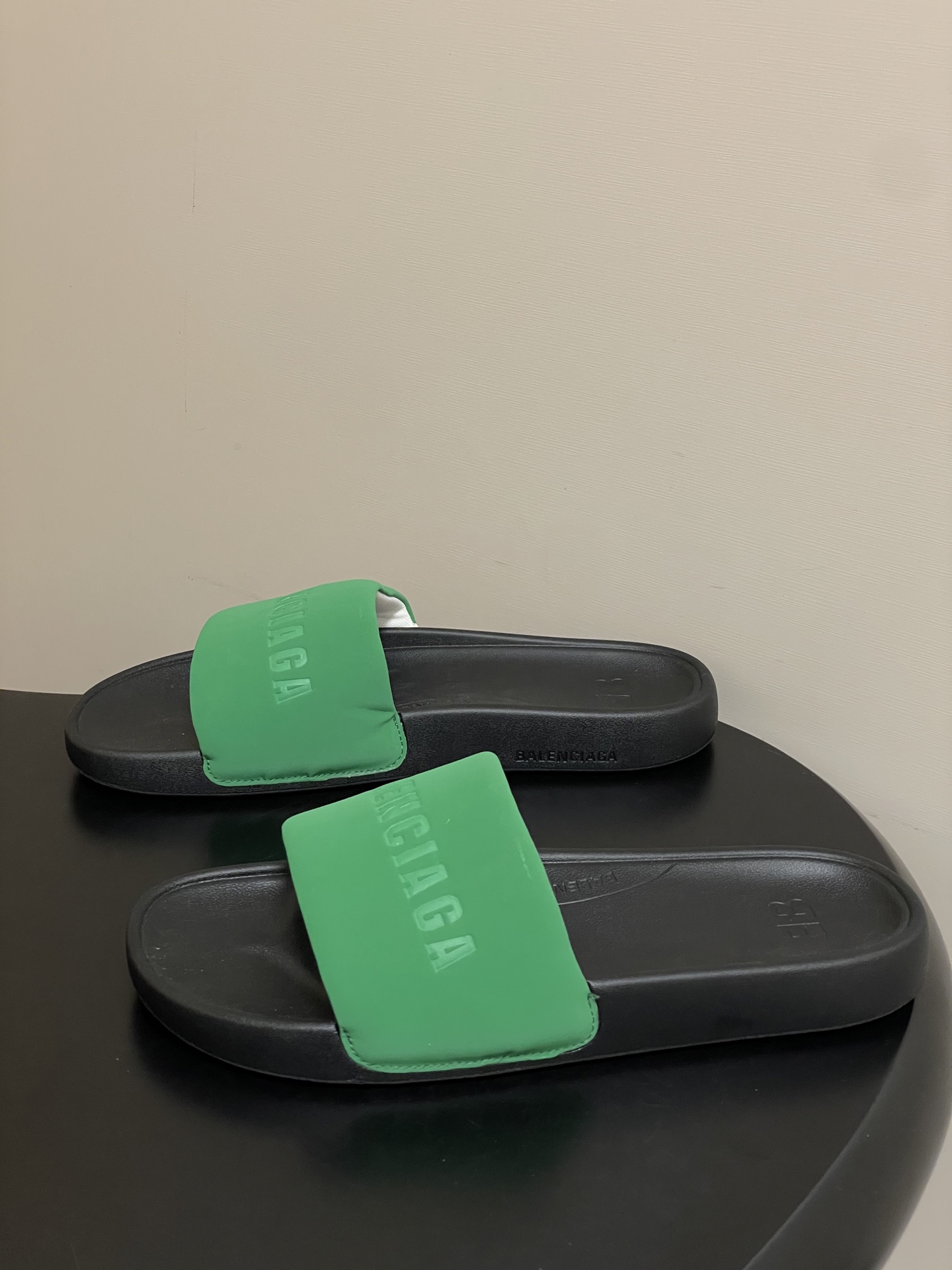 -26s春夏新款Balenciaga巴黎世家经典字母压印一字拖鞋休闲沙滩厚底拖鞋夏日多巴胺，把时髦踩在脚