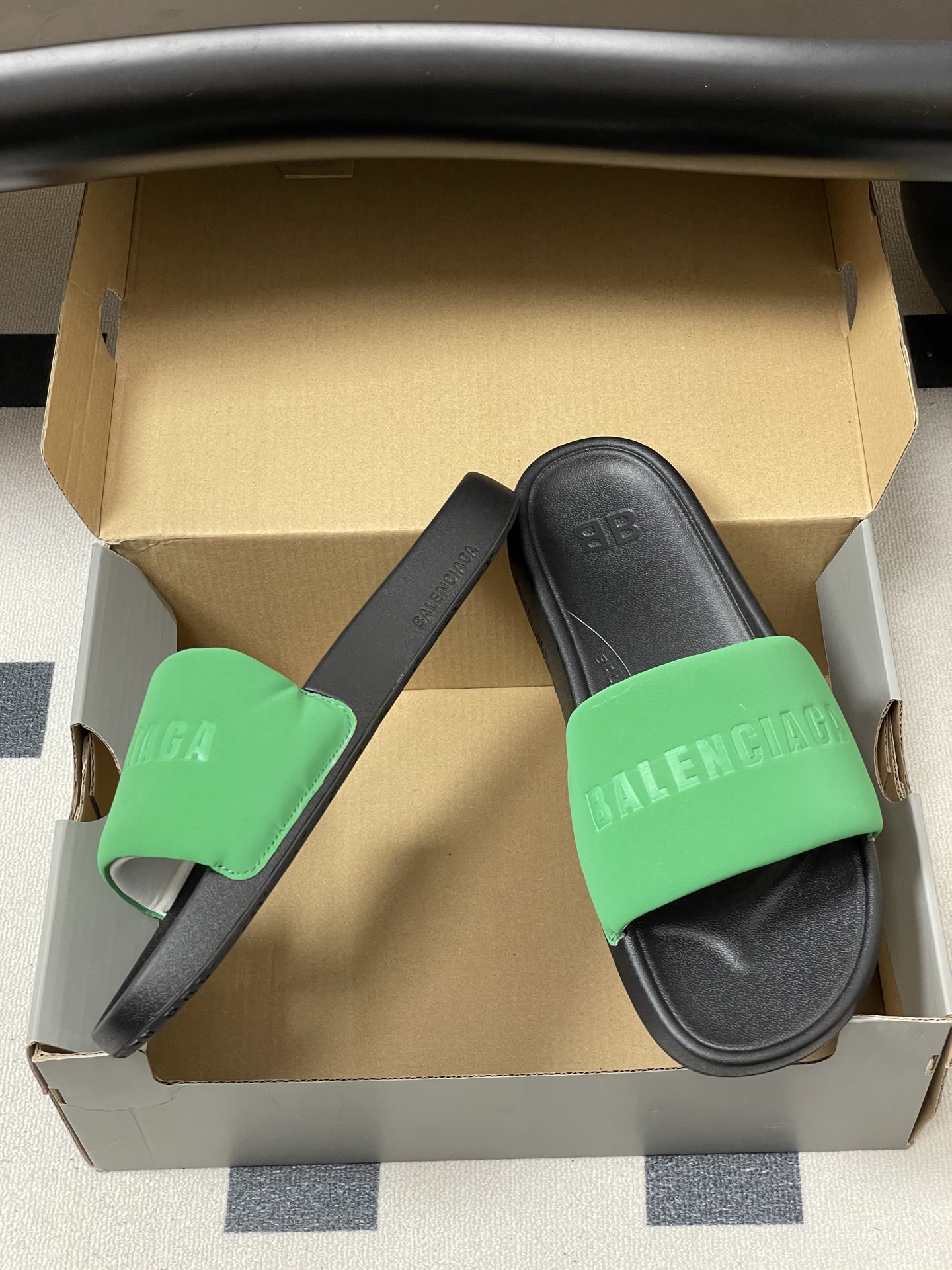 -26s春夏新款Balenciaga巴黎世家经典字母压印一字拖鞋休闲沙滩厚底拖鞋夏日多巴胺，把时髦踩在脚