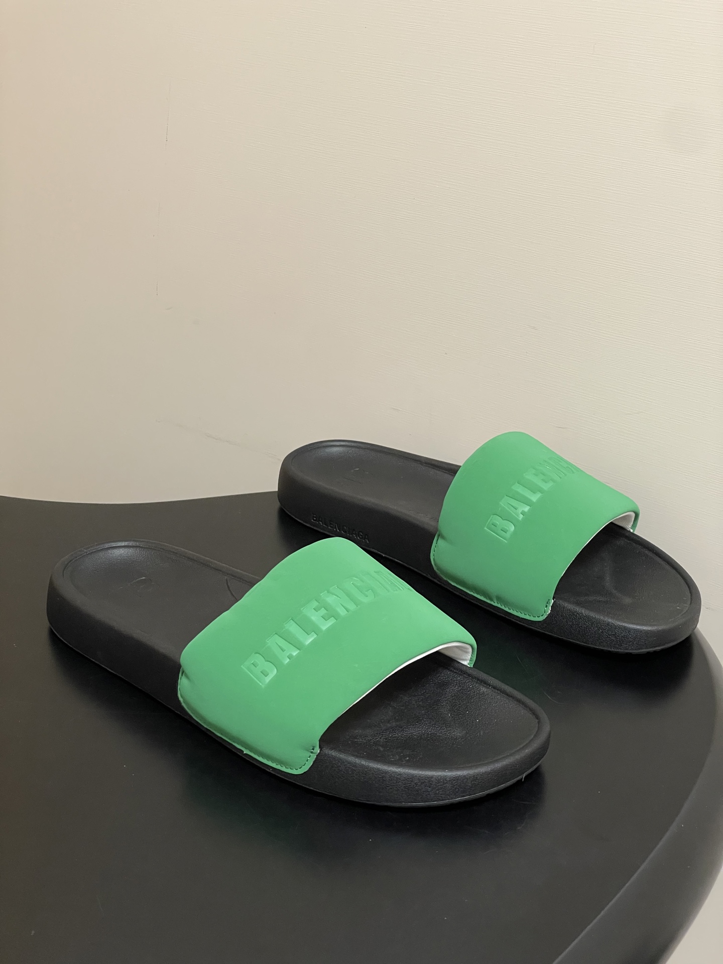 -26s春夏新款Balenciaga巴黎世家经典字母压印一字拖鞋休闲沙滩厚底拖鞋夏日多巴胺，把时髦踩在脚