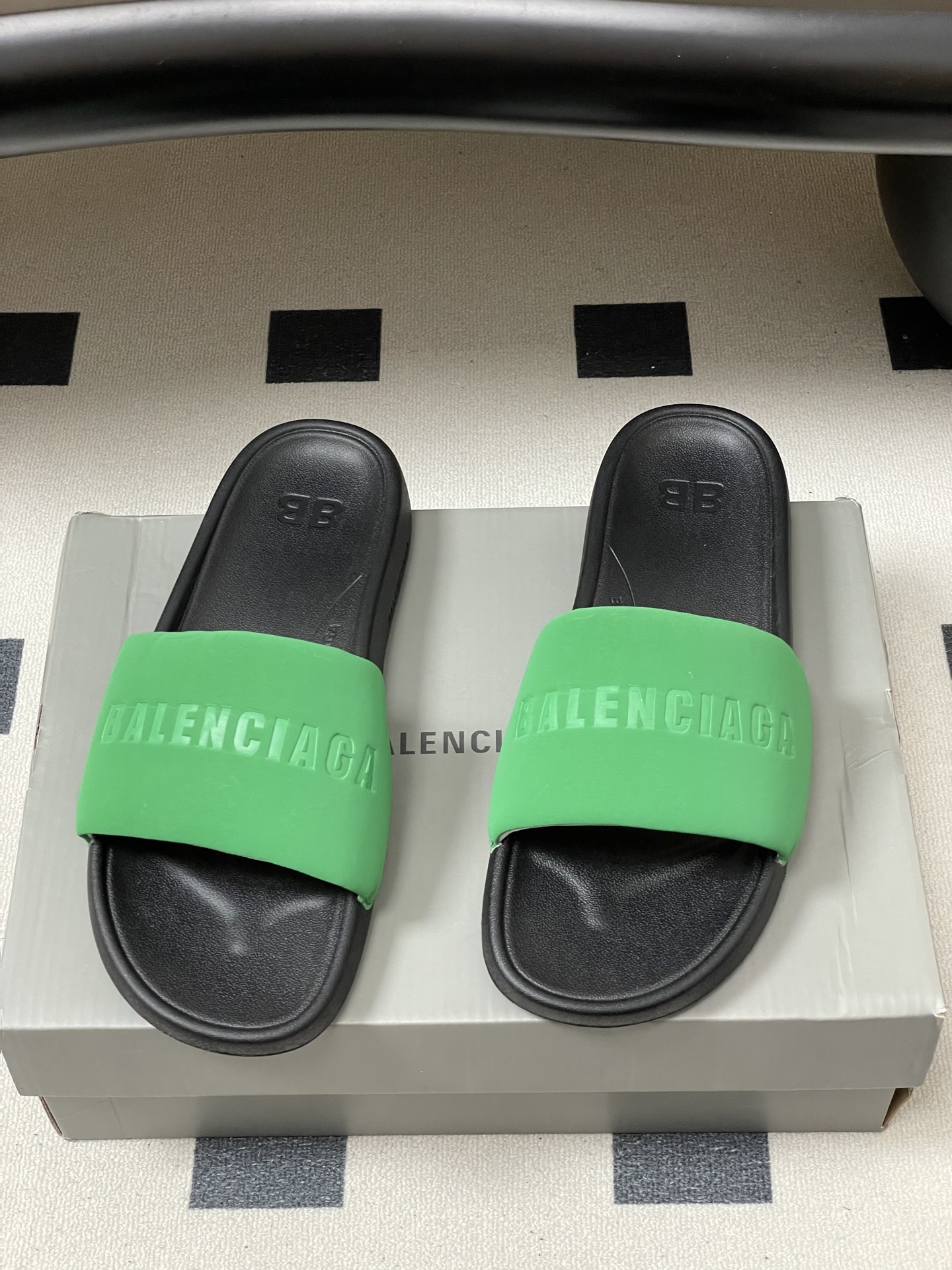 -26s春夏新款Balenciaga巴黎世家经典字母压印一字拖鞋休闲沙滩厚底拖鞋夏日多巴胺，把时髦踩在脚