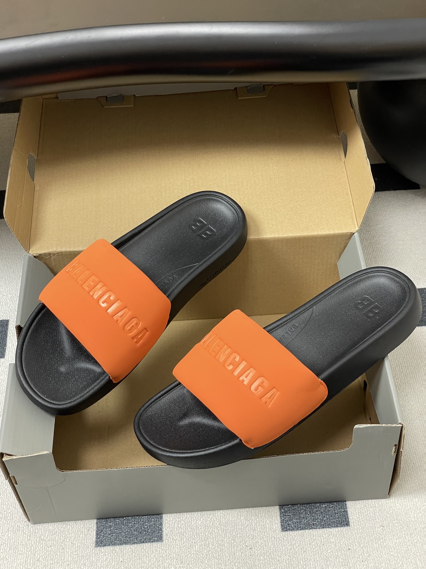 -26s春夏新款Balenciaga巴黎世家经典字母压印一字拖鞋休闲沙滩厚底拖鞋夏日多巴胺，把时髦踩在脚