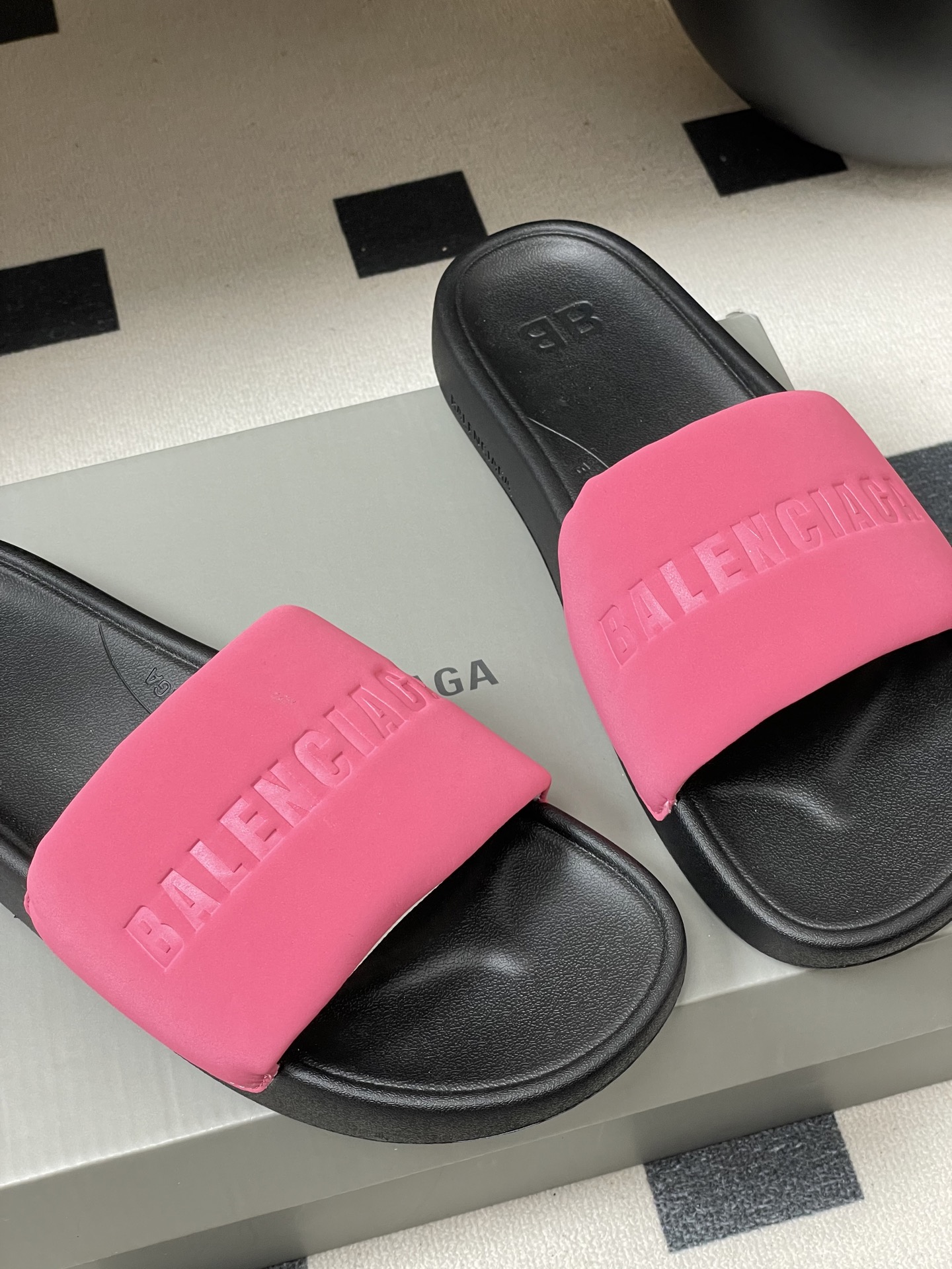 -26s春夏新款Balenciaga巴黎世家经典字母压印一字拖鞋休闲沙滩厚底拖鞋夏日多巴胺，把时髦踩在脚