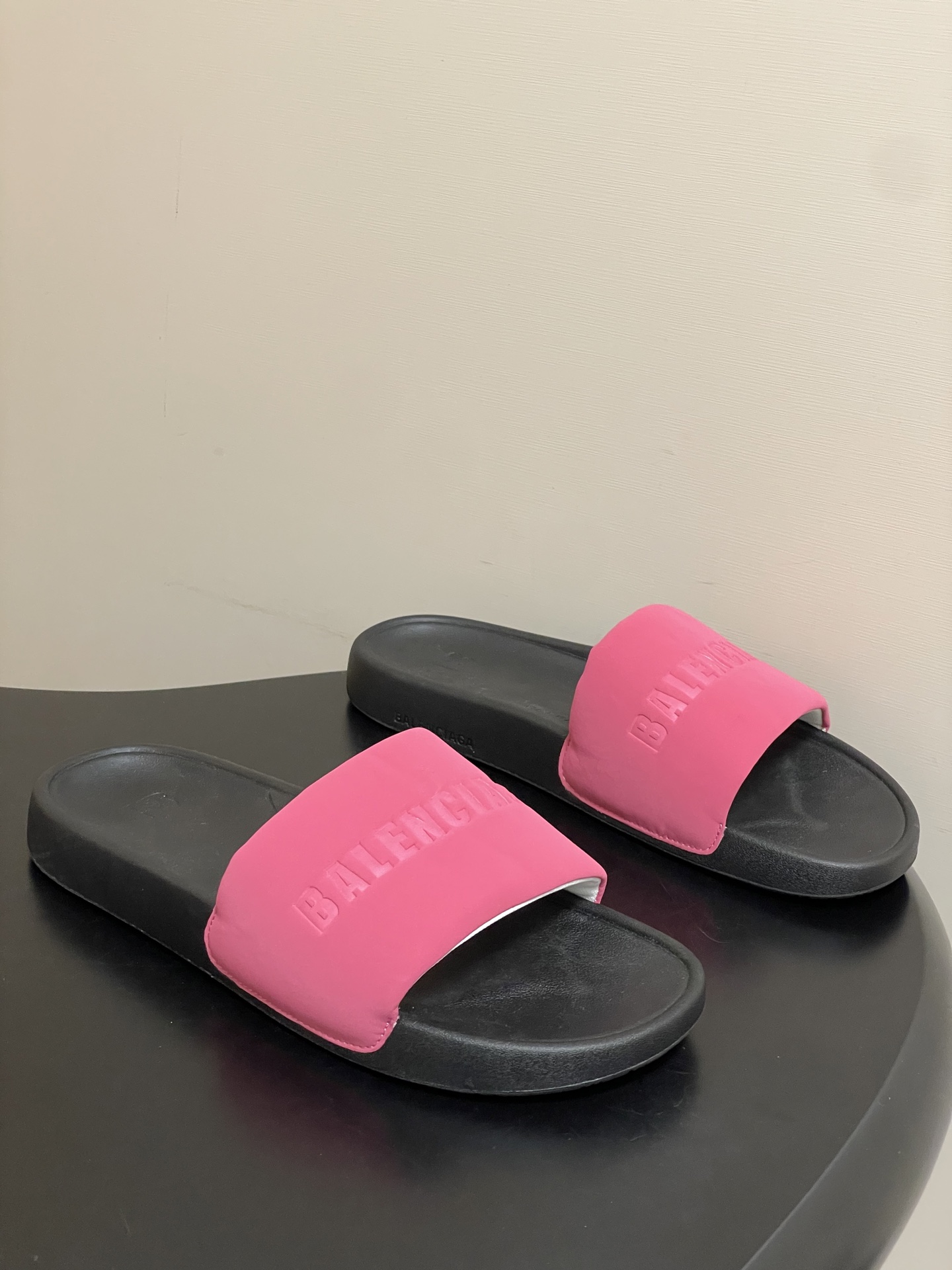 -26s春夏新款Balenciaga巴黎世家经典字母压印一字拖鞋休闲沙滩厚底拖鞋夏日多巴胺，把时髦踩在脚