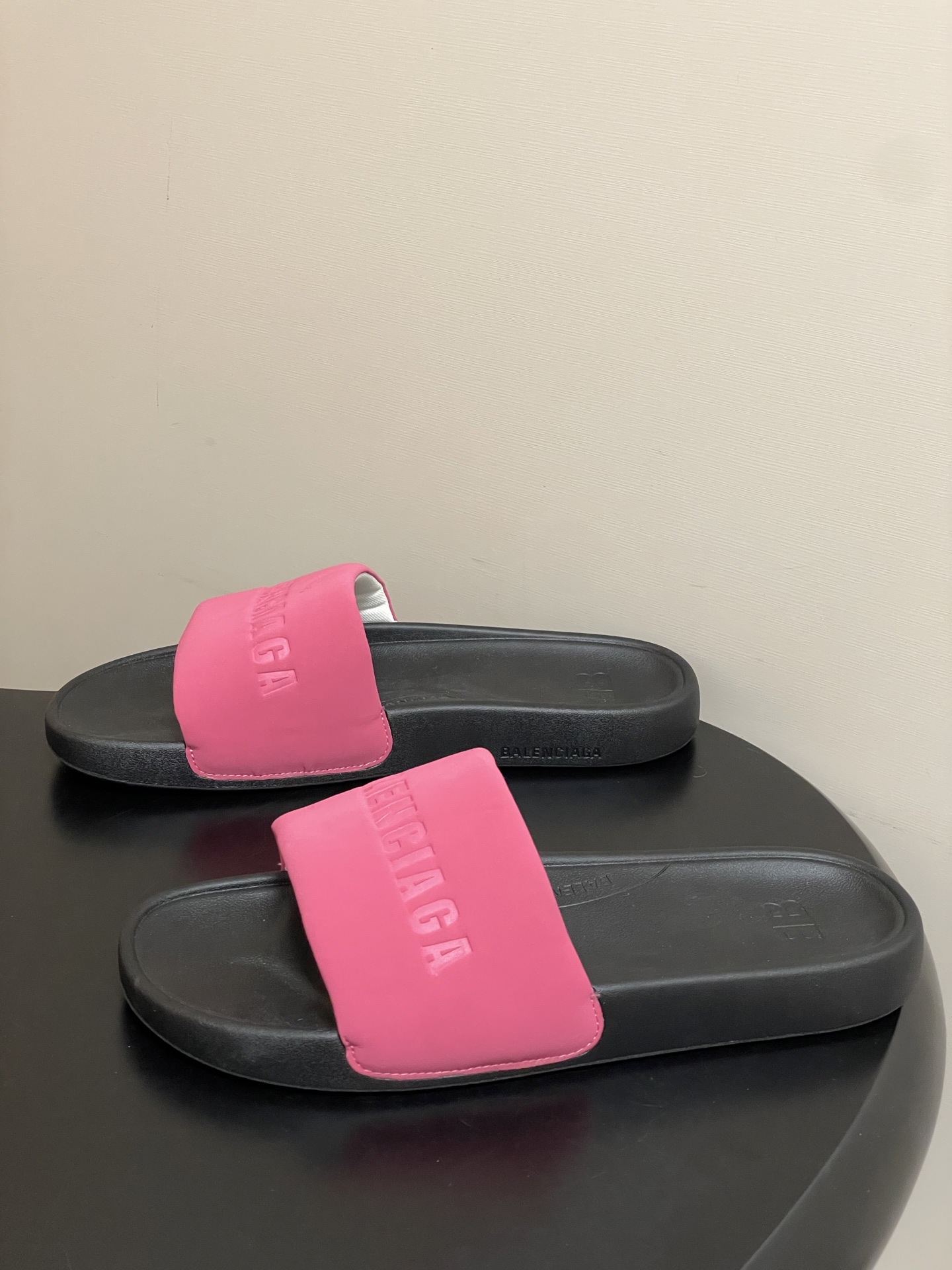 -26s春夏新款Balenciaga巴黎世家经典字母压印一字拖鞋休闲沙滩厚底拖鞋夏日多巴胺，把时髦踩在脚