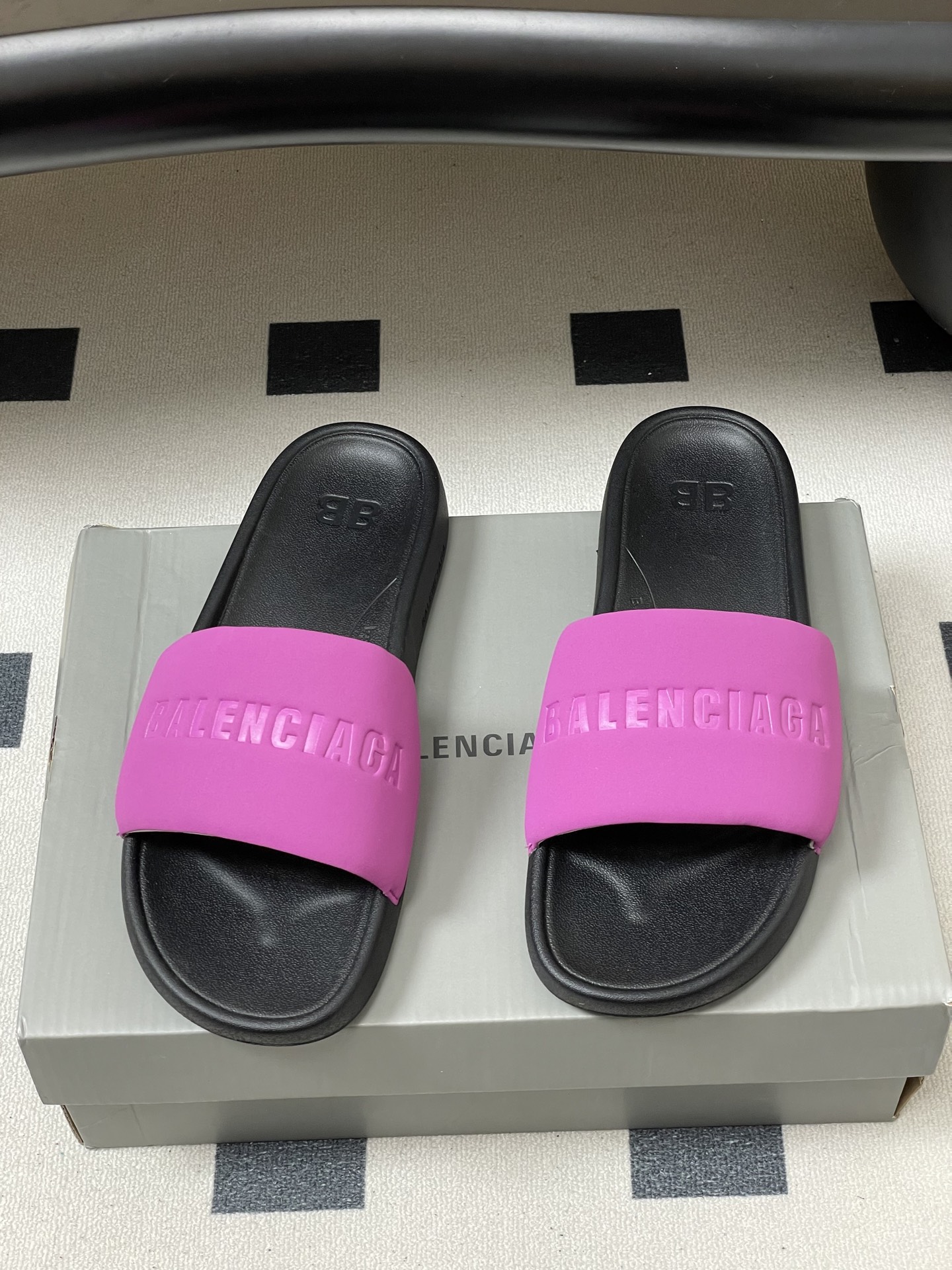 -26s春夏新款Balenciaga巴黎世家经典字母压印一字拖鞋休闲沙滩厚底拖鞋夏日多巴胺，把时髦踩在脚