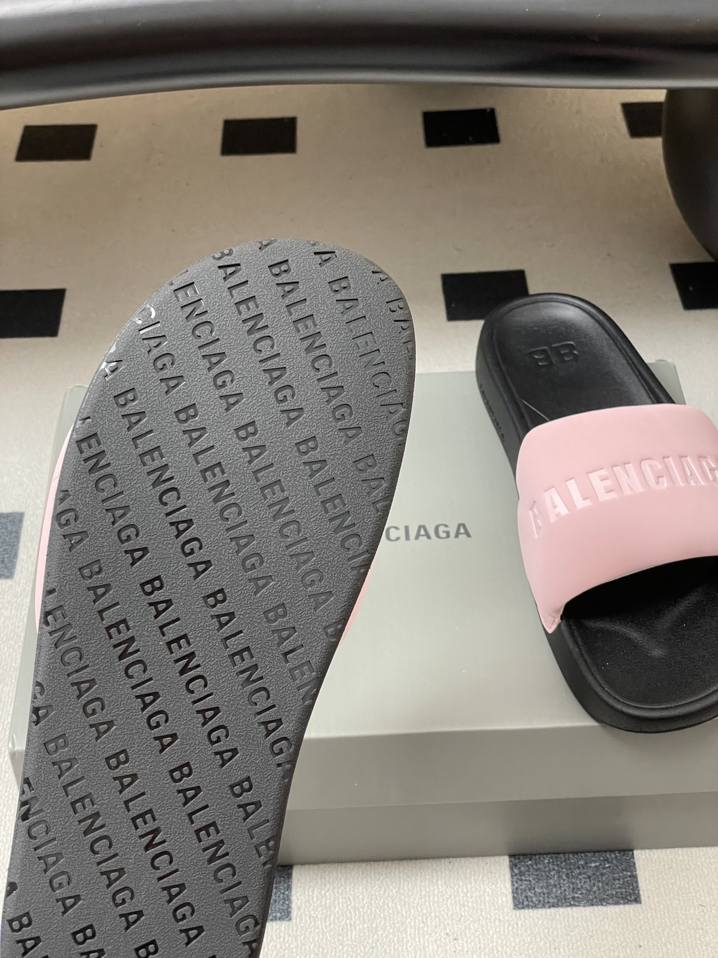 -26s春夏新款Balenciaga巴黎世家经典字母压印一字拖鞋休闲沙滩厚底拖鞋夏日多巴胺，把时髦踩在脚