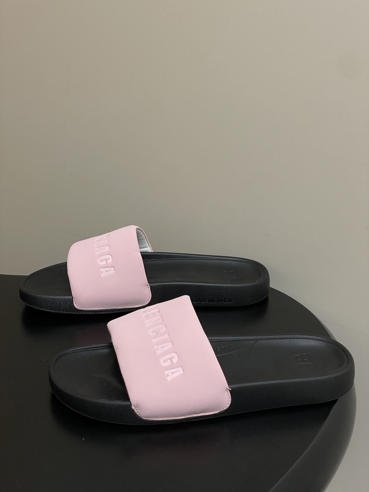 -26s春夏新款Balenciaga巴黎世家经典字母压印一字拖鞋休闲沙滩厚底拖鞋夏日多巴胺，把时髦踩在脚