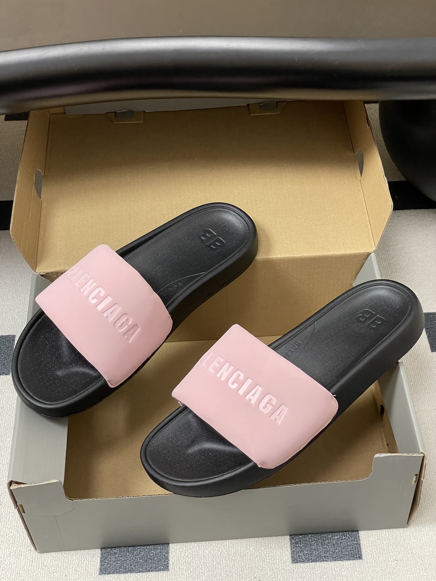 -26s春夏新款Balenciaga巴黎世家经典字母压印一字拖鞋休闲沙滩厚底拖鞋夏日多巴胺，把时髦踩在脚
