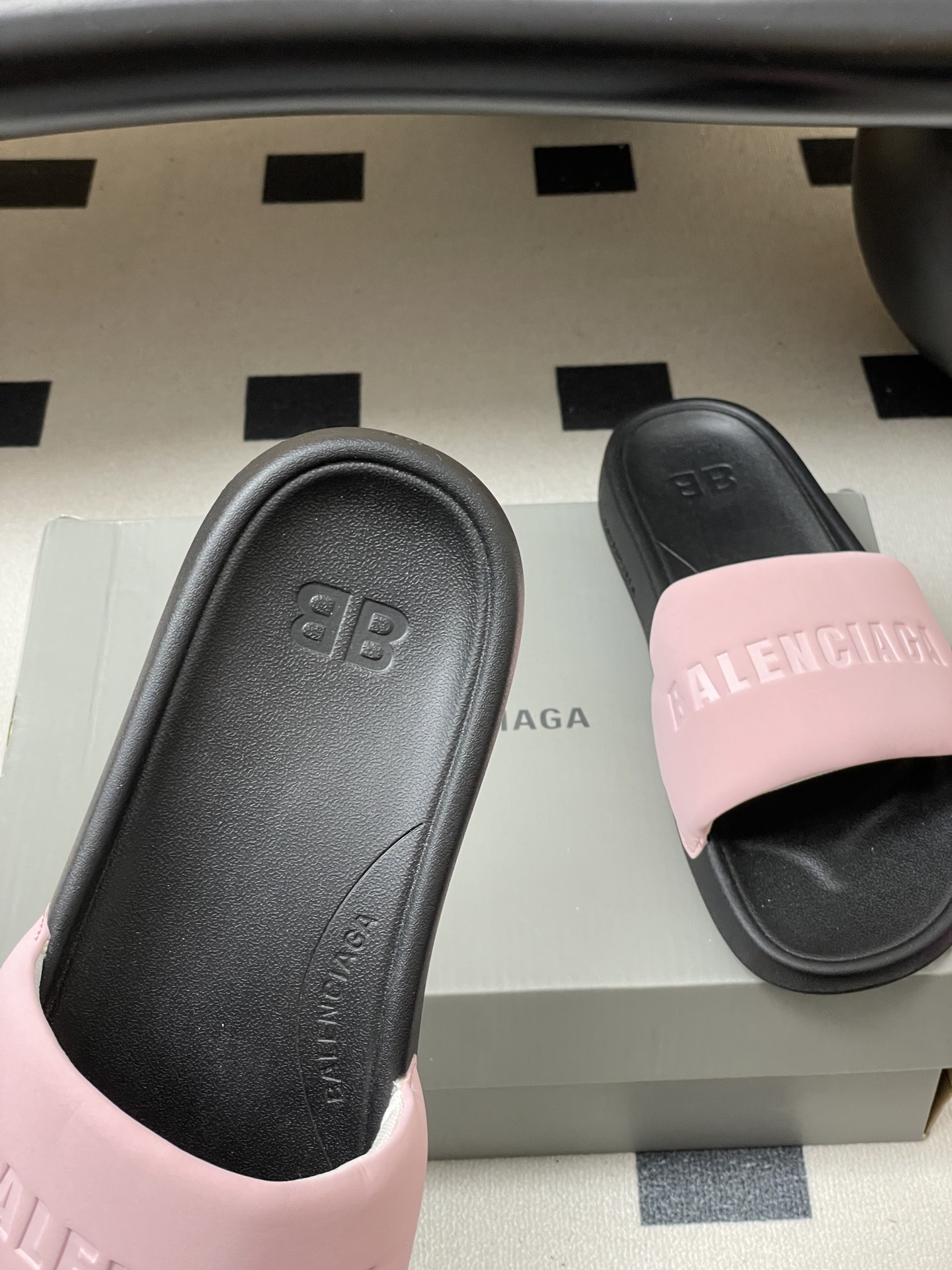 -26s春夏新款Balenciaga巴黎世家经典字母压印一字拖鞋休闲沙滩厚底拖鞋夏日多巴胺，把时髦踩在脚