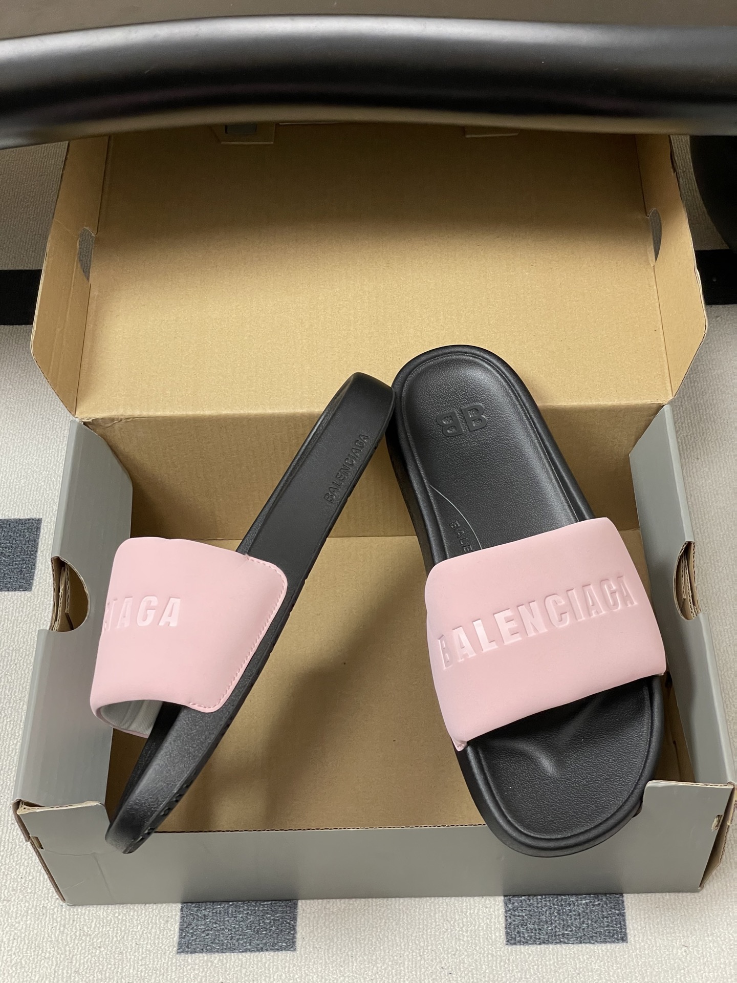 -26s春夏新款Balenciaga巴黎世家经典字母压印一字拖鞋休闲沙滩厚底拖鞋夏日多巴胺，把时髦踩在脚