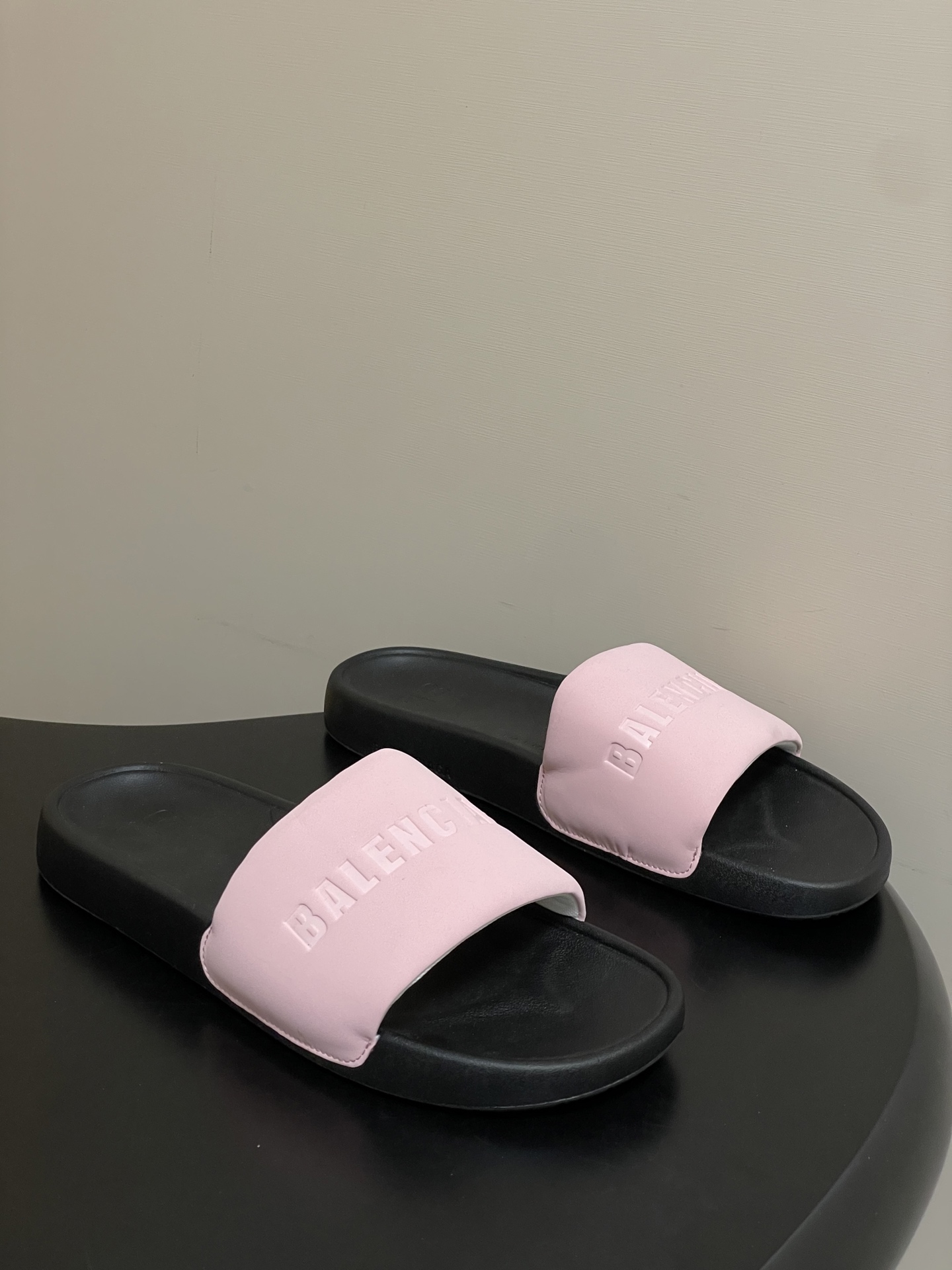 -26s春夏新款Balenciaga巴黎世家经典字母压印一字拖鞋休闲沙滩厚底拖鞋夏日多巴胺，把时髦踩在脚