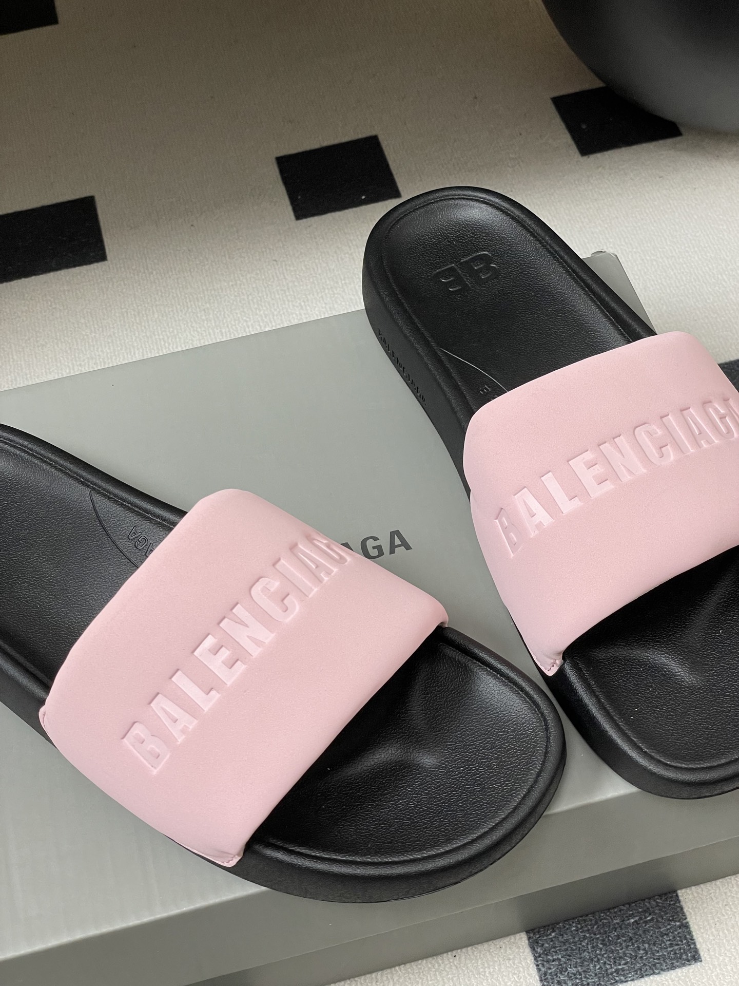 -26s春夏新款Balenciaga巴黎世家经典字母压印一字拖鞋休闲沙滩厚底拖鞋夏日多巴胺，把时髦踩在脚