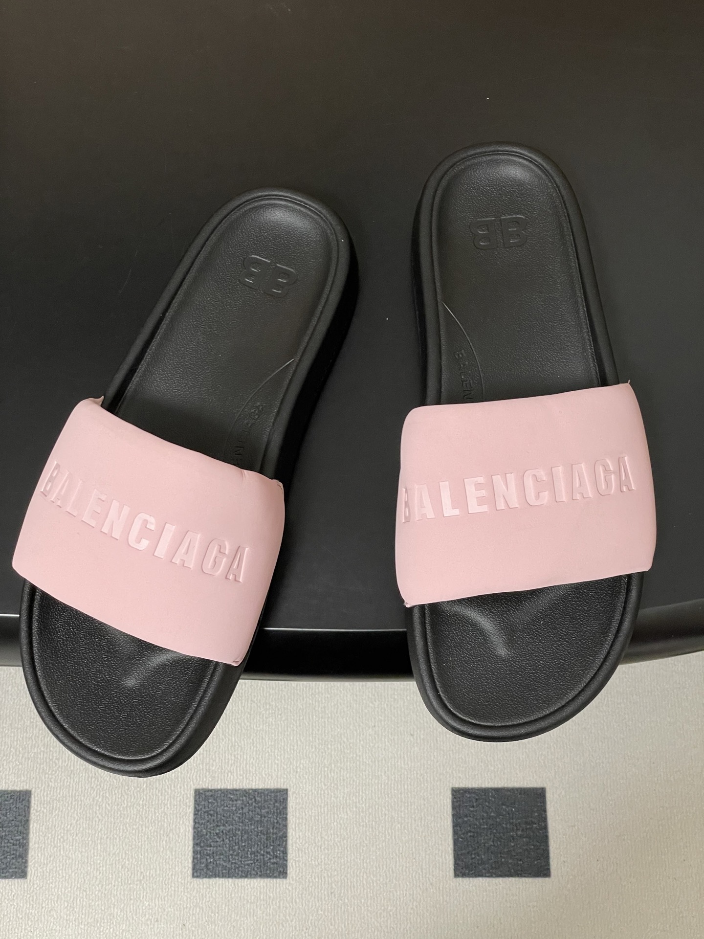 -26s春夏新款Balenciaga巴黎世家经典字母压印一字拖鞋休闲沙滩厚底拖鞋夏日多巴胺，把时髦踩在脚