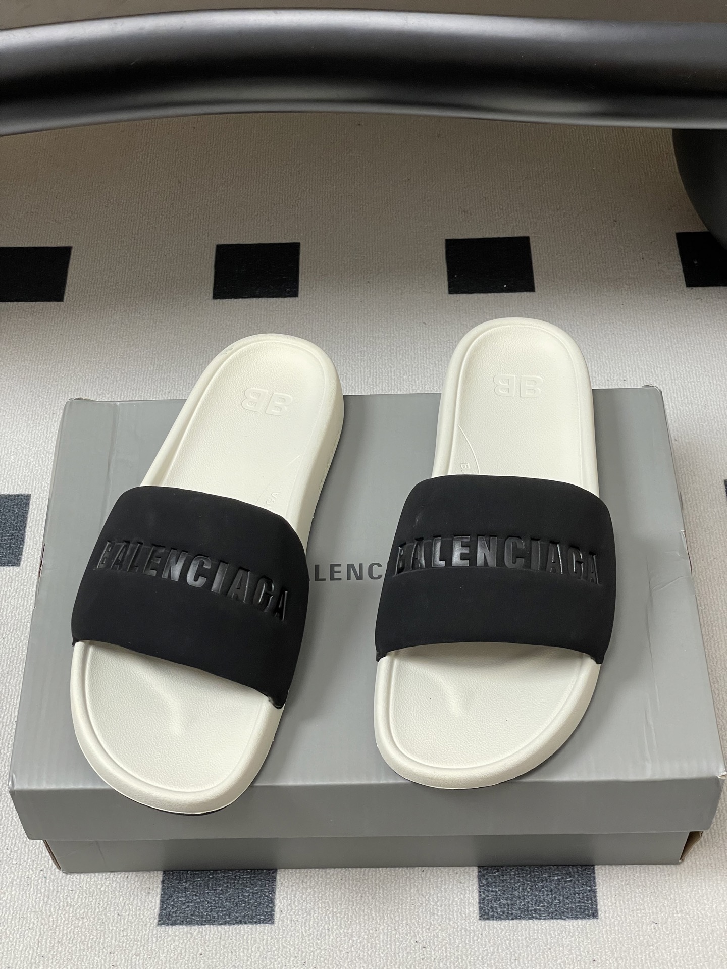 -26s春夏新款Balenciaga巴黎世家经典字母压印一字拖鞋休闲沙滩厚底拖鞋夏日多巴胺，把时髦踩在脚