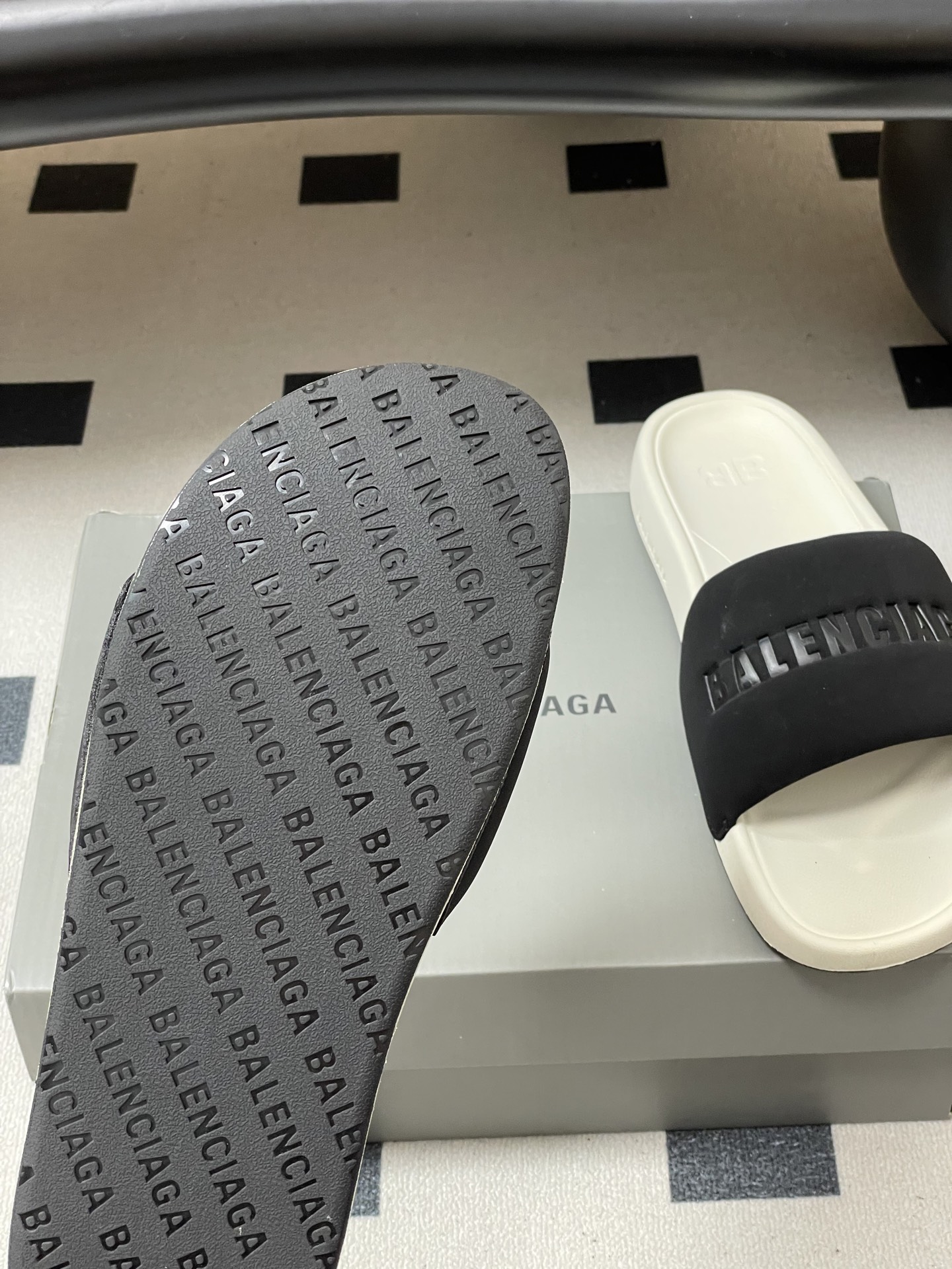 -26s春夏新款Balenciaga巴黎世家经典字母压印一字拖鞋休闲沙滩厚底拖鞋夏日多巴胺，把时髦踩在脚