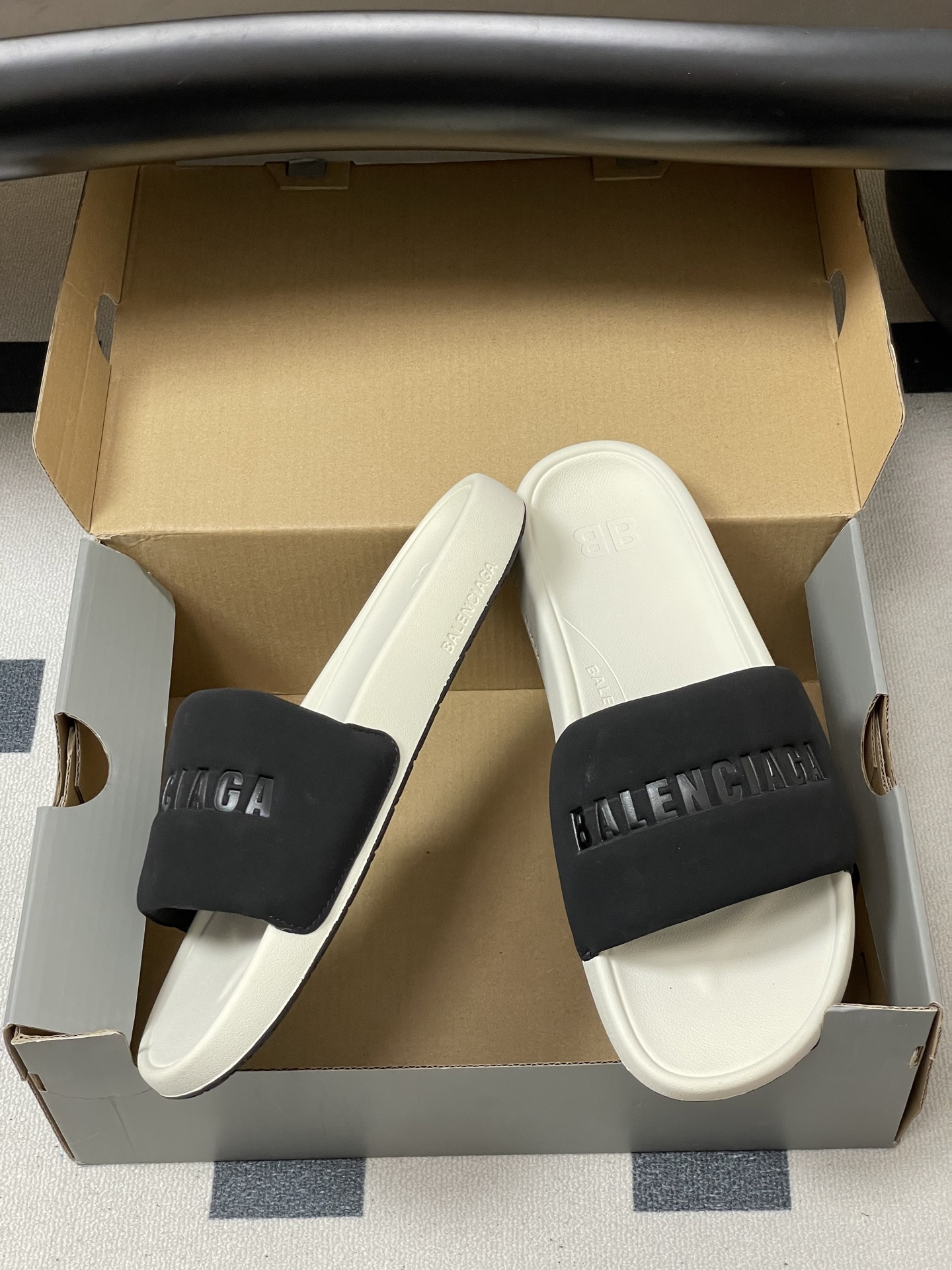 -26s春夏新款Balenciaga巴黎世家经典字母压印一字拖鞋休闲沙滩厚底拖鞋夏日多巴胺，把时髦踩在脚