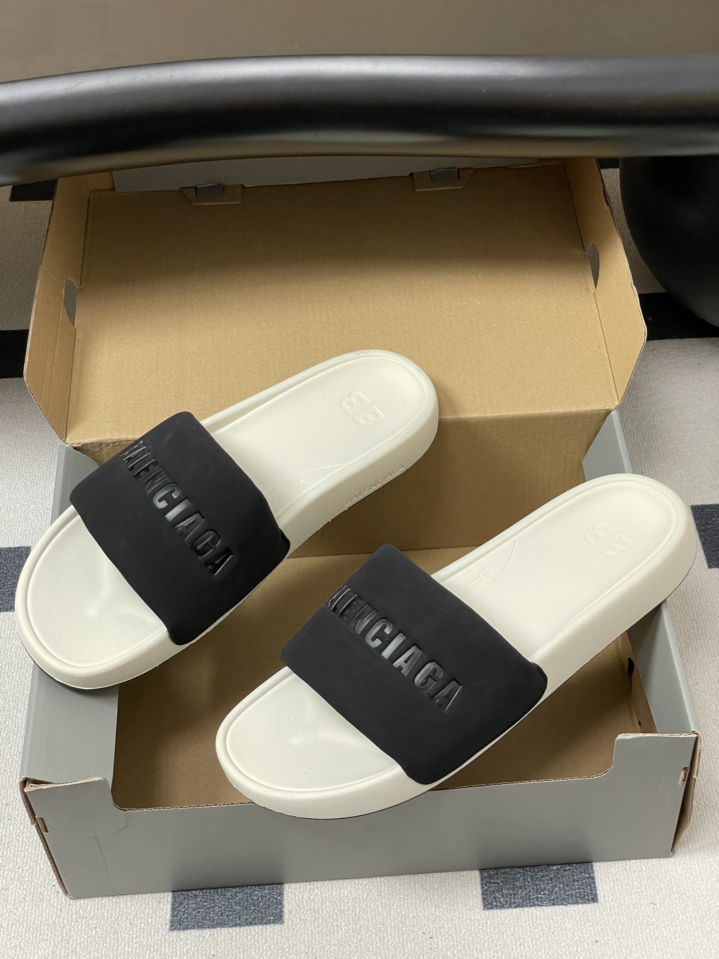 -26s春夏新款Balenciaga巴黎世家经典字母压印一字拖鞋休闲沙滩厚底拖鞋夏日多巴胺，把时髦踩在脚