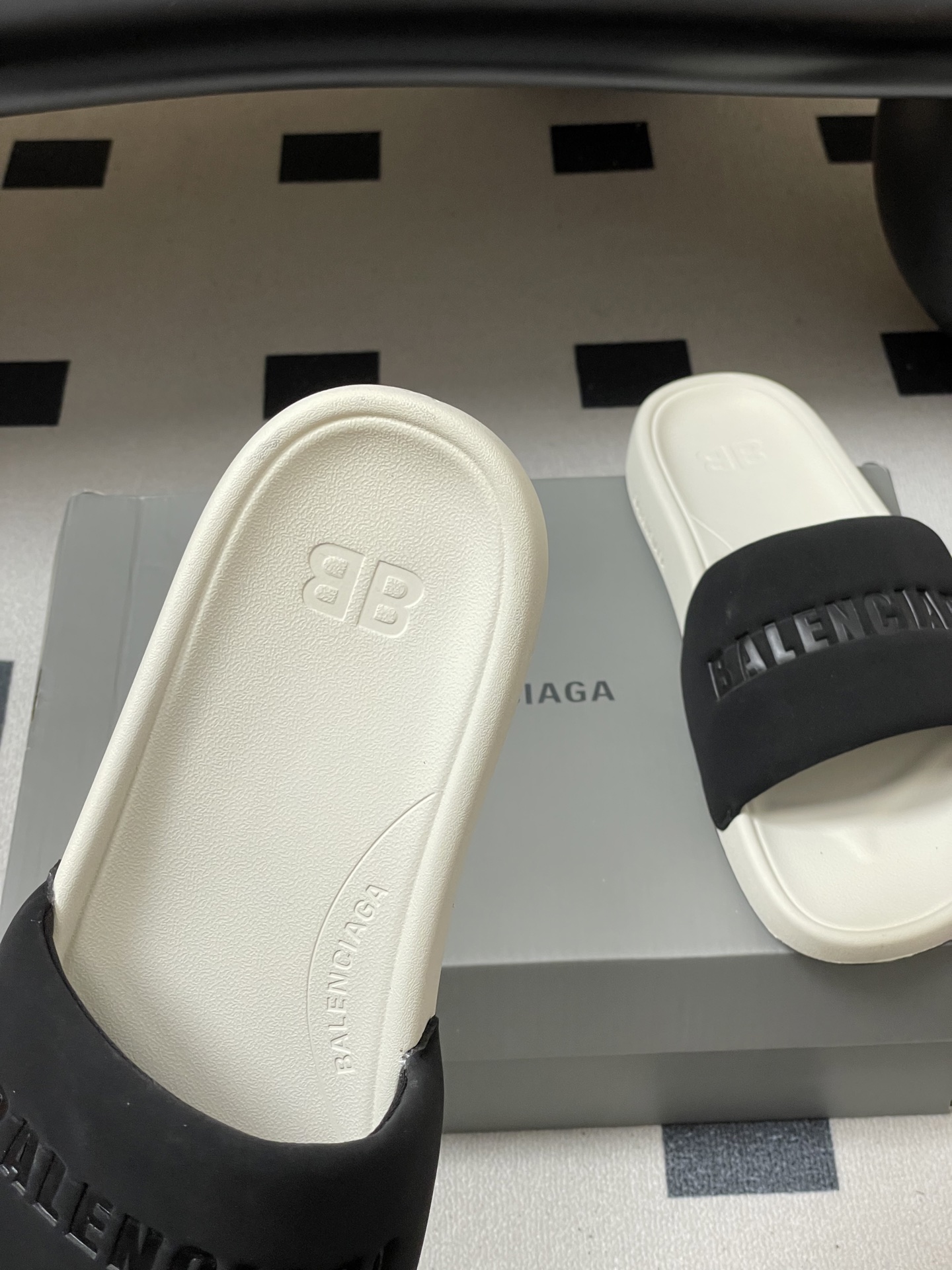 -26s春夏新款Balenciaga巴黎世家经典字母压印一字拖鞋休闲沙滩厚底拖鞋夏日多巴胺，把时髦踩在脚
