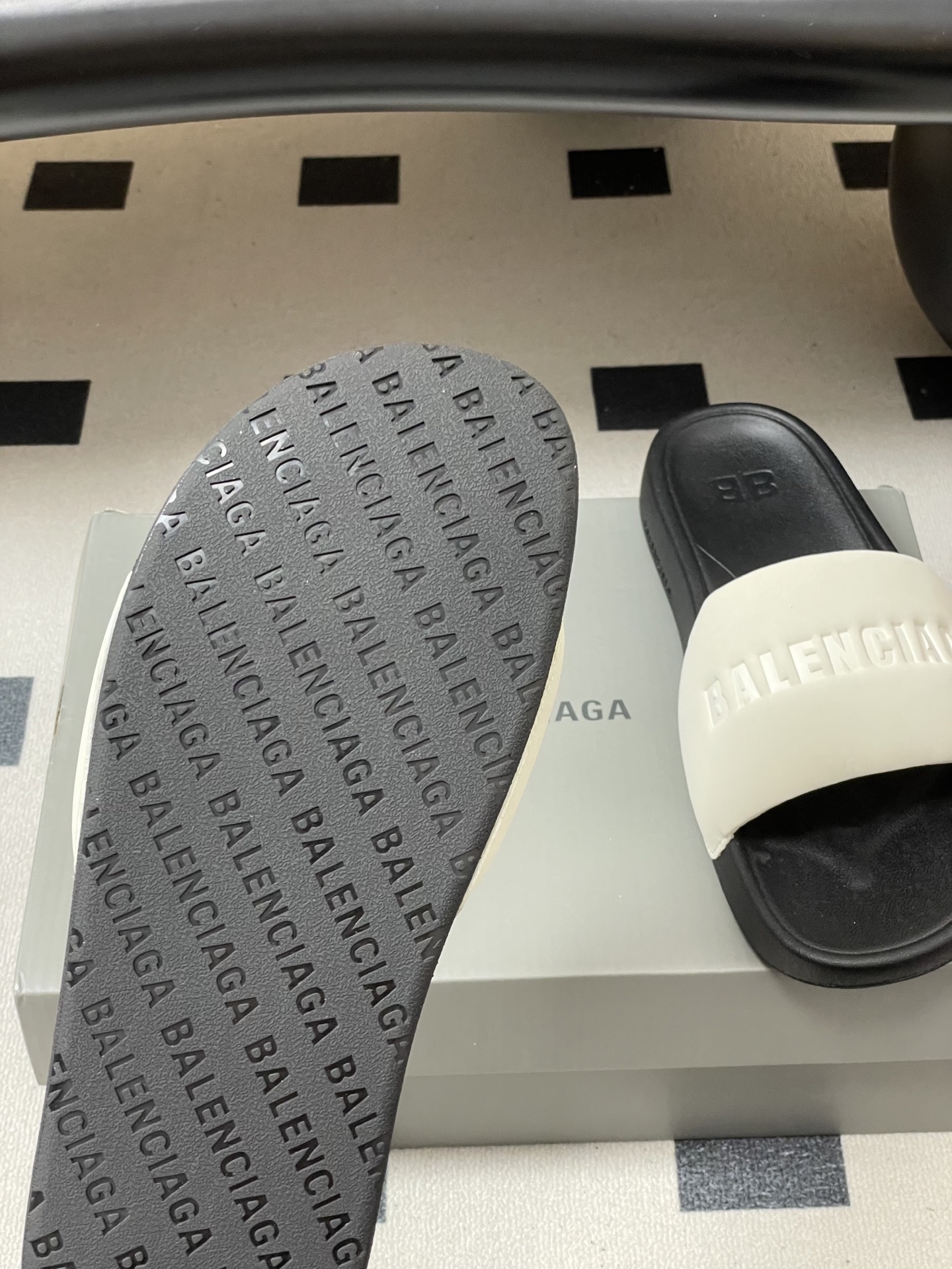 -26s春夏新款Balenciaga巴黎世家经典字母压印一字拖鞋休闲沙滩厚底拖鞋夏日多巴胺，把时髦踩在脚