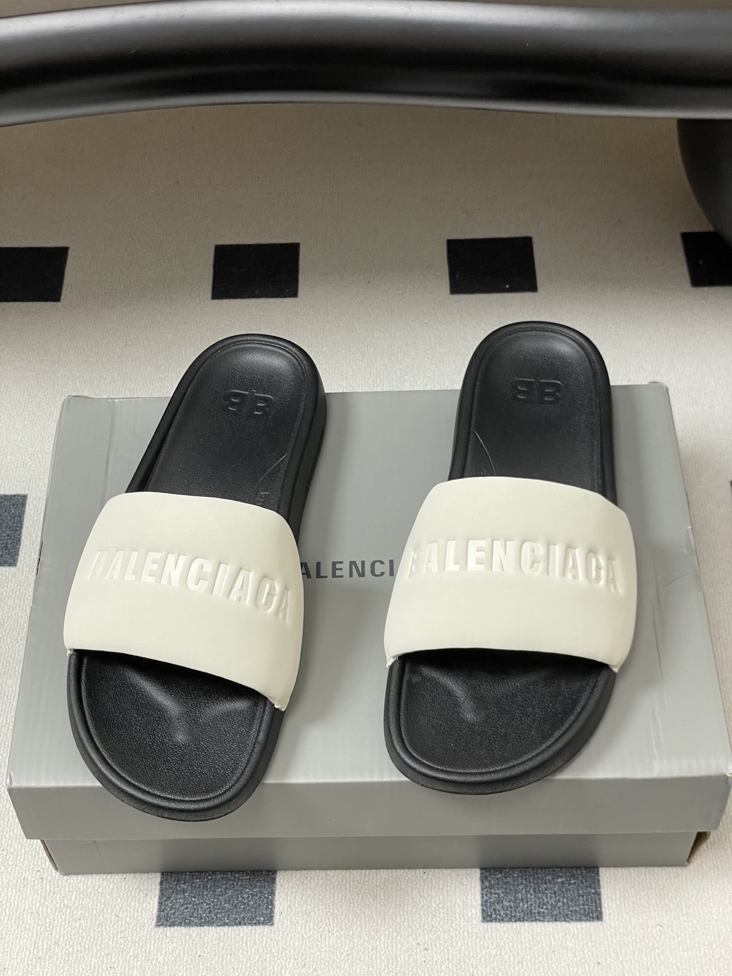 -26s春夏新款Balenciaga巴黎世家经典字母压印一字拖鞋休闲沙滩厚底拖鞋夏日多巴胺，把时髦踩在脚