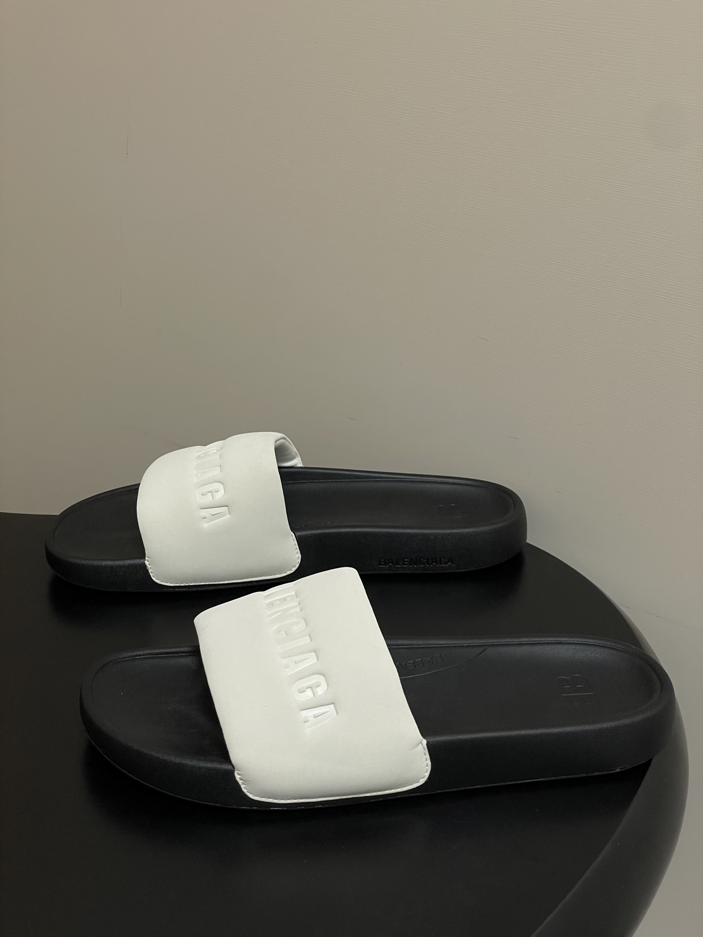 -26s春夏新款Balenciaga巴黎世家经典字母压印一字拖鞋休闲沙滩厚底拖鞋夏日多巴胺，把时髦踩在脚