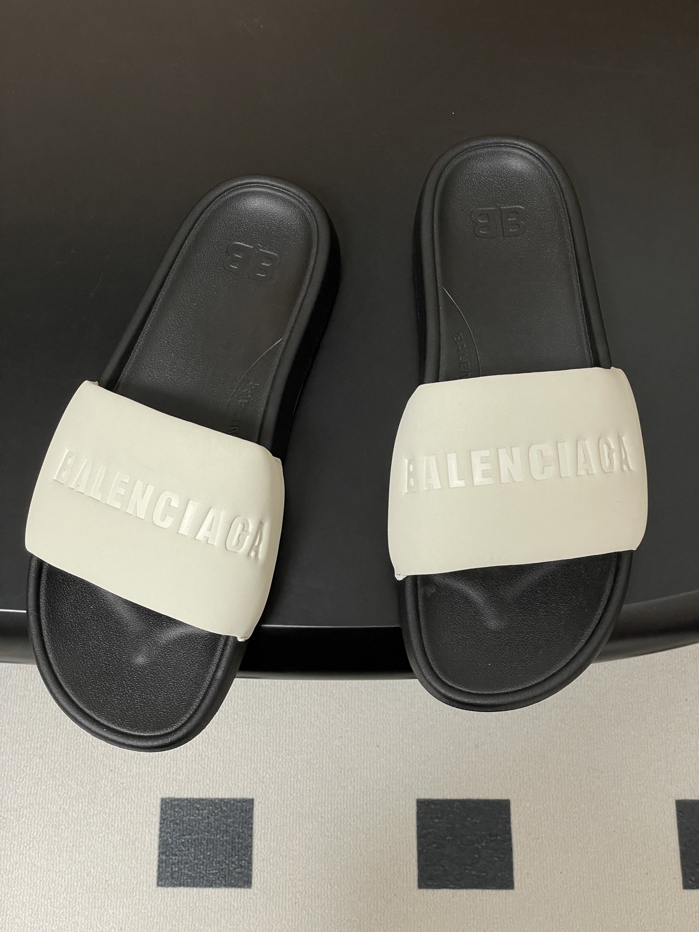 -26s春夏新款Balenciaga巴黎世家经典字母压印一字拖鞋休闲沙滩厚底拖鞋夏日多巴胺，把时髦踩在脚