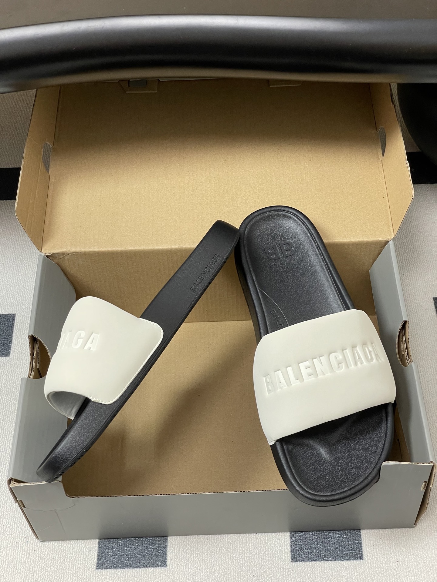 -26s春夏新款Balenciaga巴黎世家经典字母压印一字拖鞋休闲沙滩厚底拖鞋夏日多巴胺，把时髦踩在脚