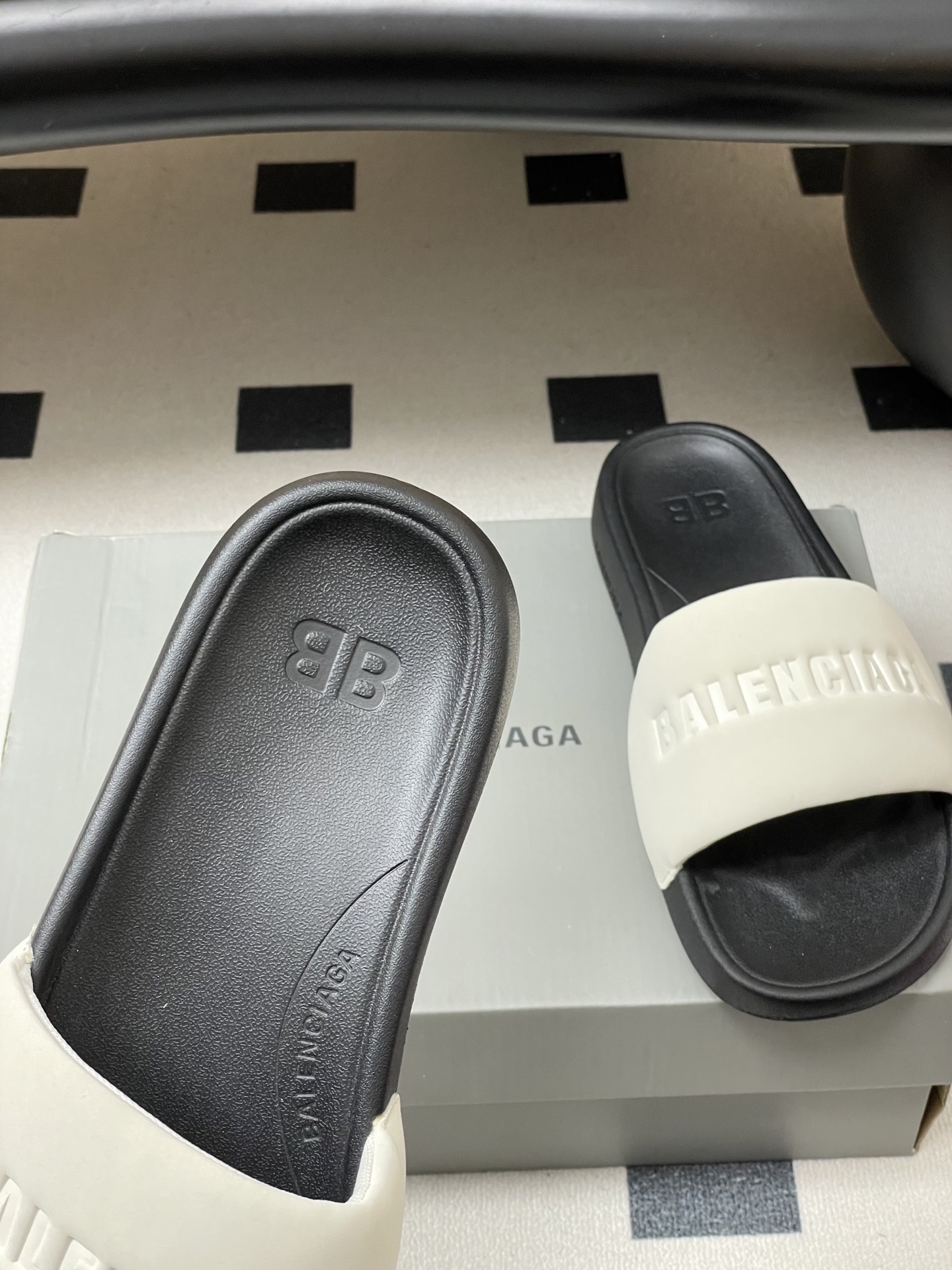 -26s春夏新款Balenciaga巴黎世家经典字母压印一字拖鞋休闲沙滩厚底拖鞋夏日多巴胺，把时髦踩在脚