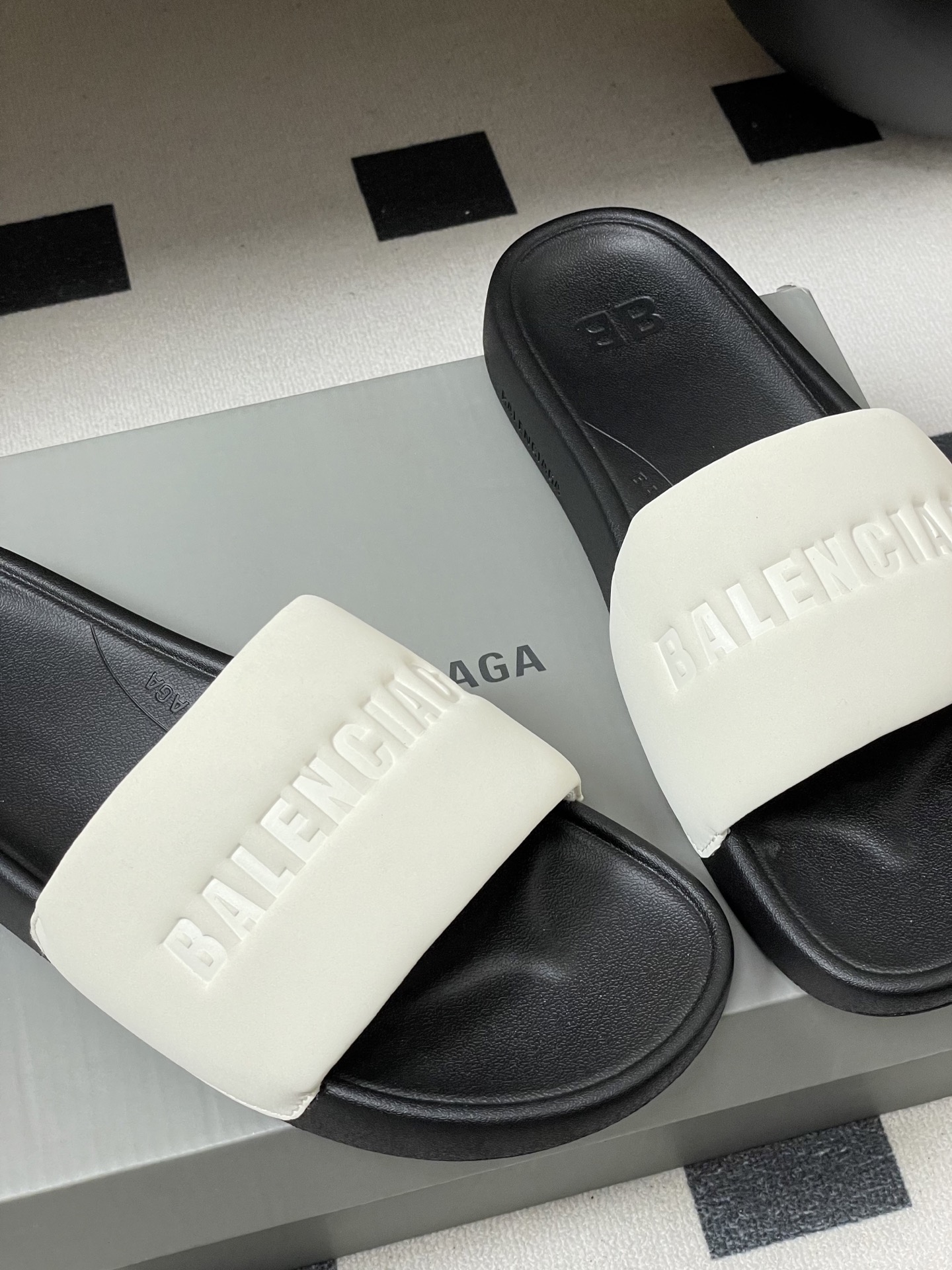 -26s春夏新款Balenciaga巴黎世家经典字母压印一字拖鞋休闲沙滩厚底拖鞋夏日多巴胺，把时髦踩在脚