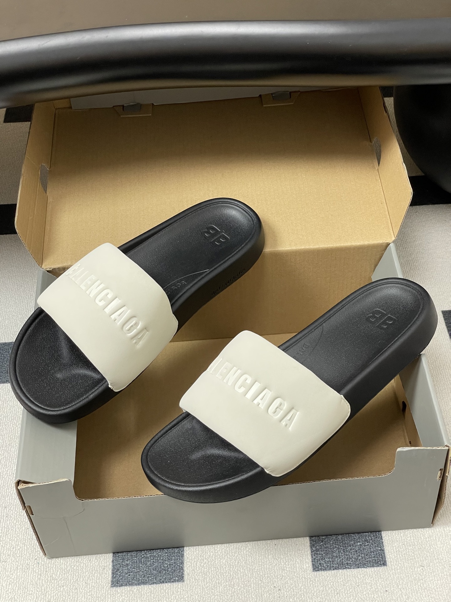 -26s春夏新款Balenciaga巴黎世家经典字母压印一字拖鞋休闲沙滩厚底拖鞋夏日多巴胺，把时髦踩在脚