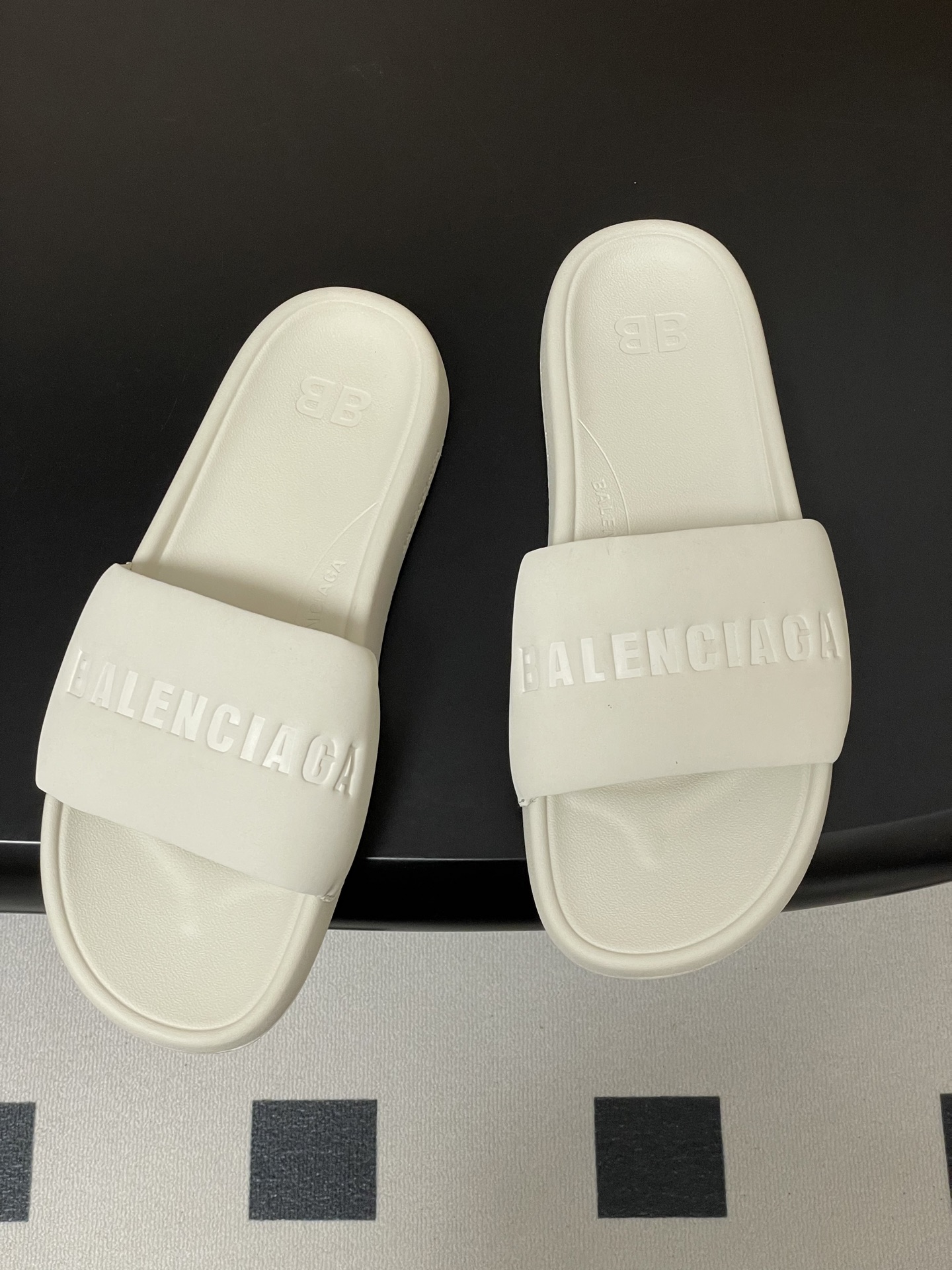 -26s春夏新款Balenciaga巴黎世家经典字母压印一字拖鞋休闲沙滩厚底拖鞋夏日多巴胺，把时髦踩在脚