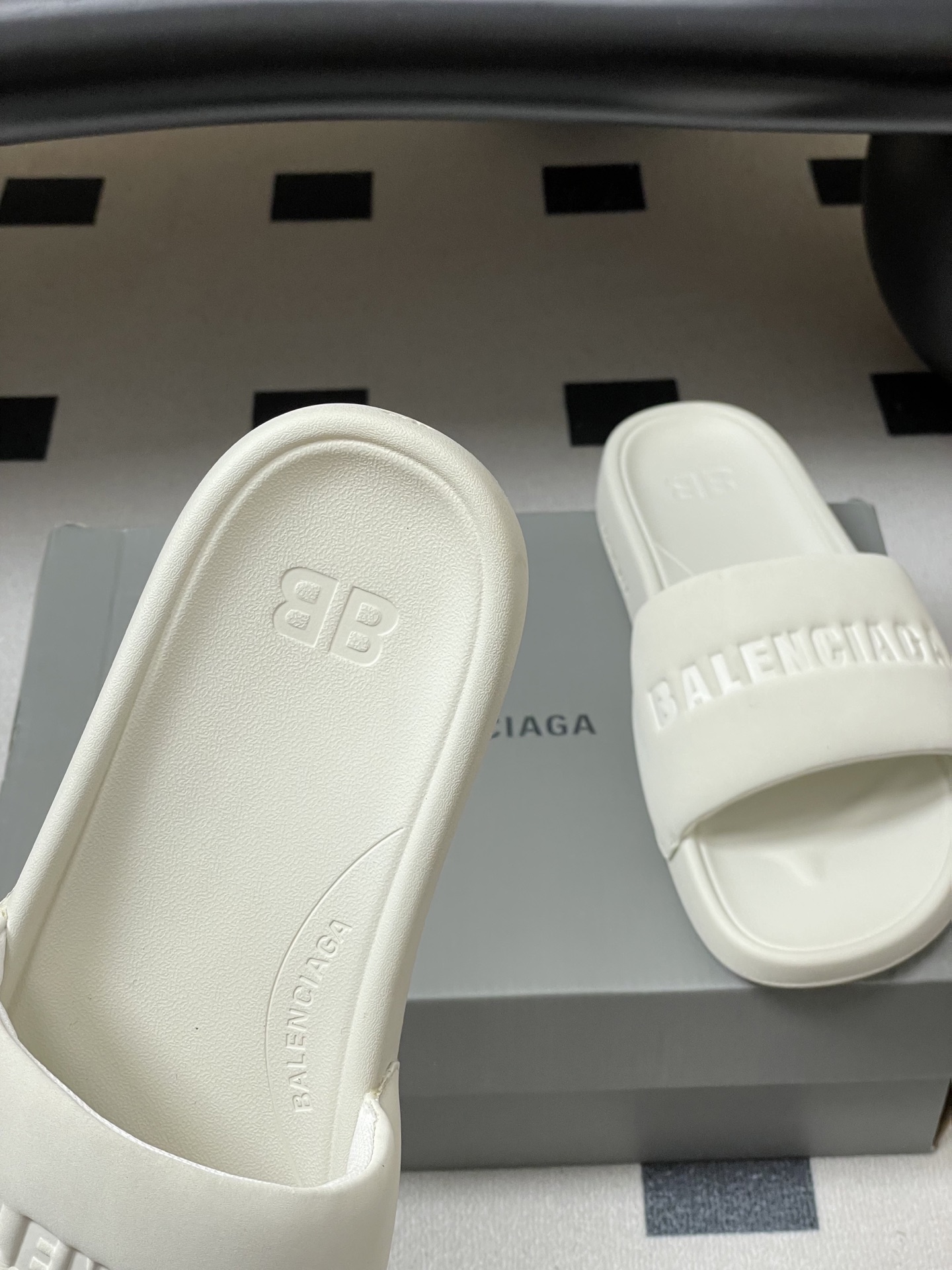 -26s春夏新款Balenciaga巴黎世家经典字母压印一字拖鞋休闲沙滩厚底拖鞋夏日多巴胺，把时髦踩在脚