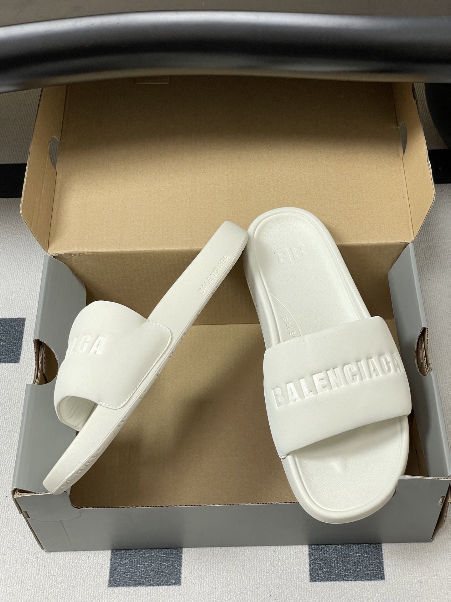 -26s春夏新款Balenciaga巴黎世家经典字母压印一字拖鞋休闲沙滩厚底拖鞋夏日多巴胺，把时髦踩在脚