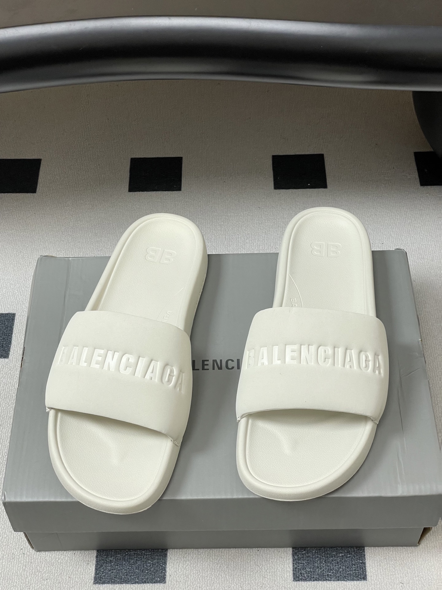-26s春夏新款Balenciaga巴黎世家经典字母压印一字拖鞋休闲沙滩厚底拖鞋夏日多巴胺，把时髦踩在脚