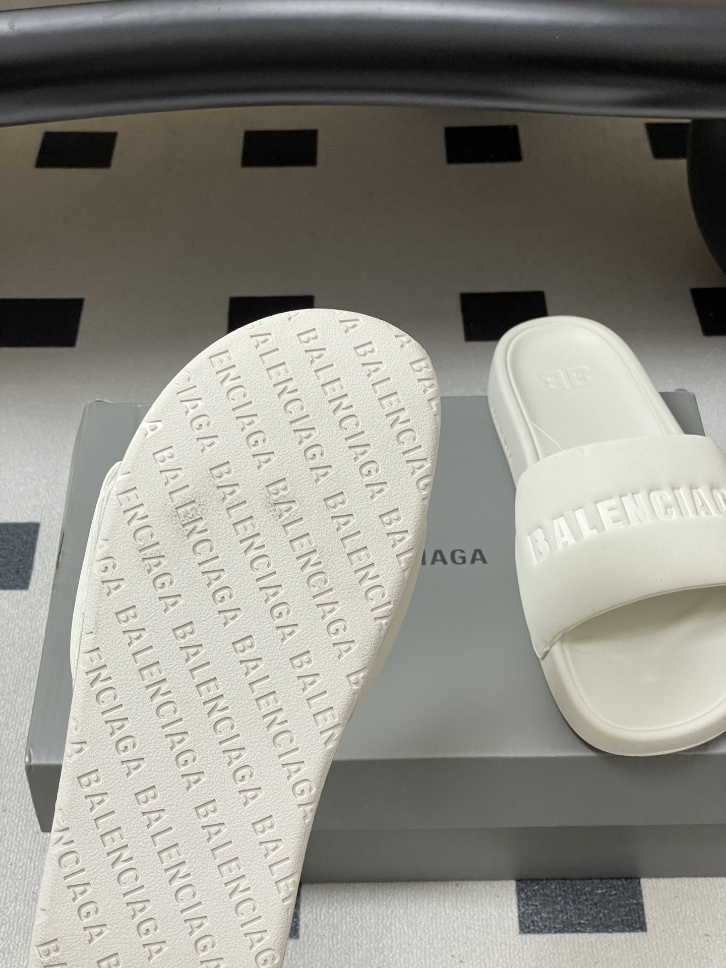 -26s春夏新款Balenciaga巴黎世家经典字母压印一字拖鞋休闲沙滩厚底拖鞋夏日多巴胺，把时髦踩在脚